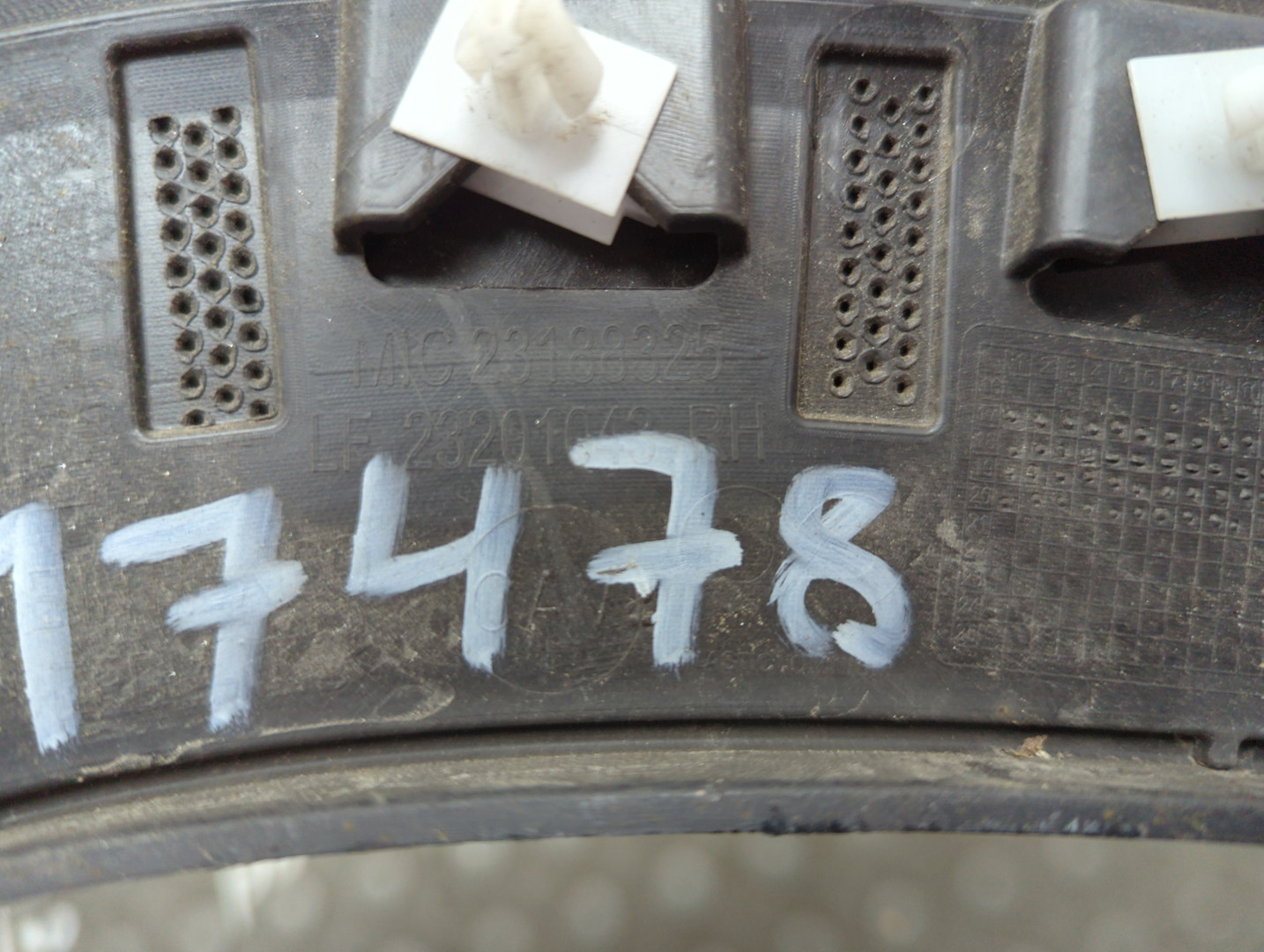 Молдинг заднего крыла правого