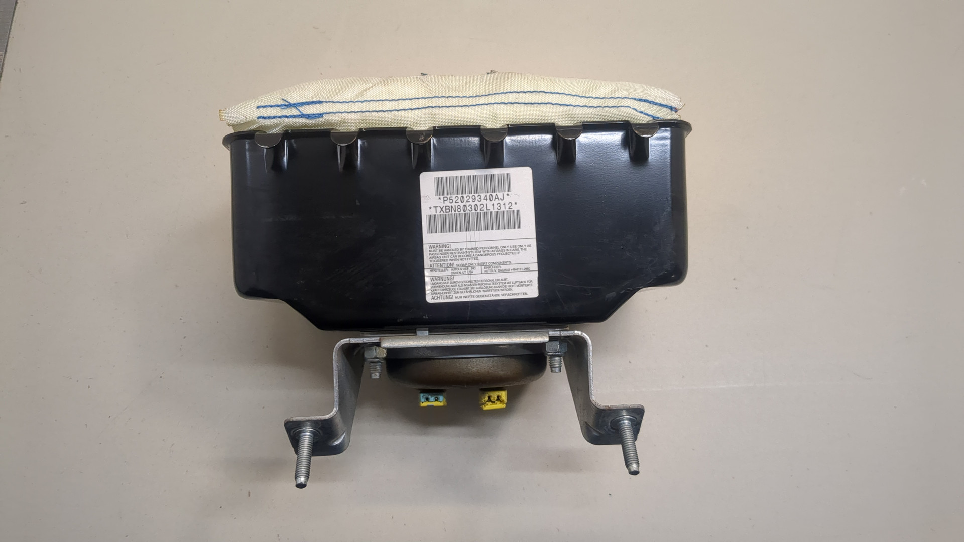 Подушка безопасности пассажирская (в торпедо)