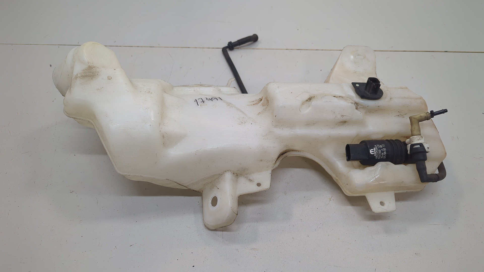 Бачок омывателя лобового стекла