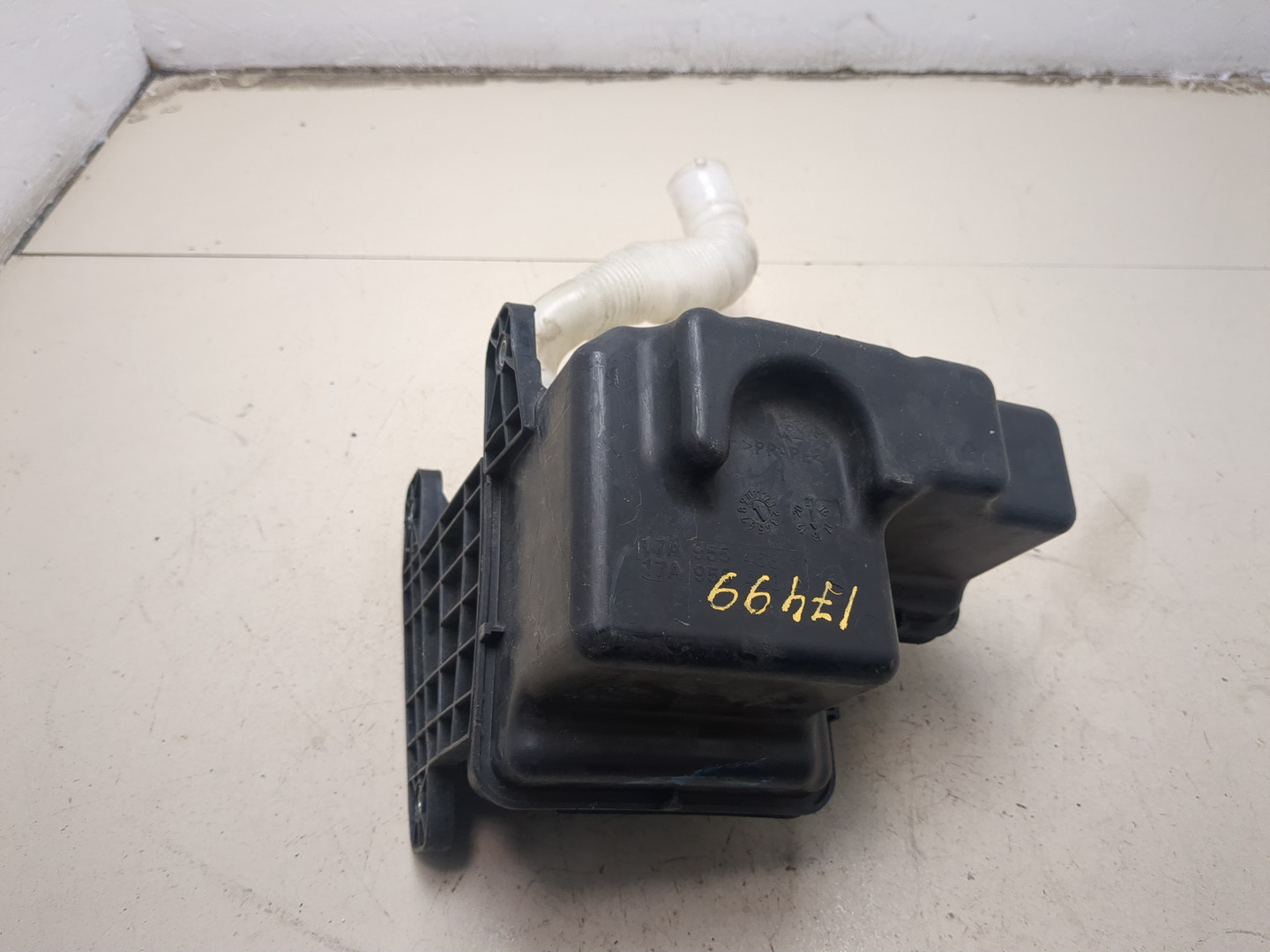 Бачок омывателя лобового стекла