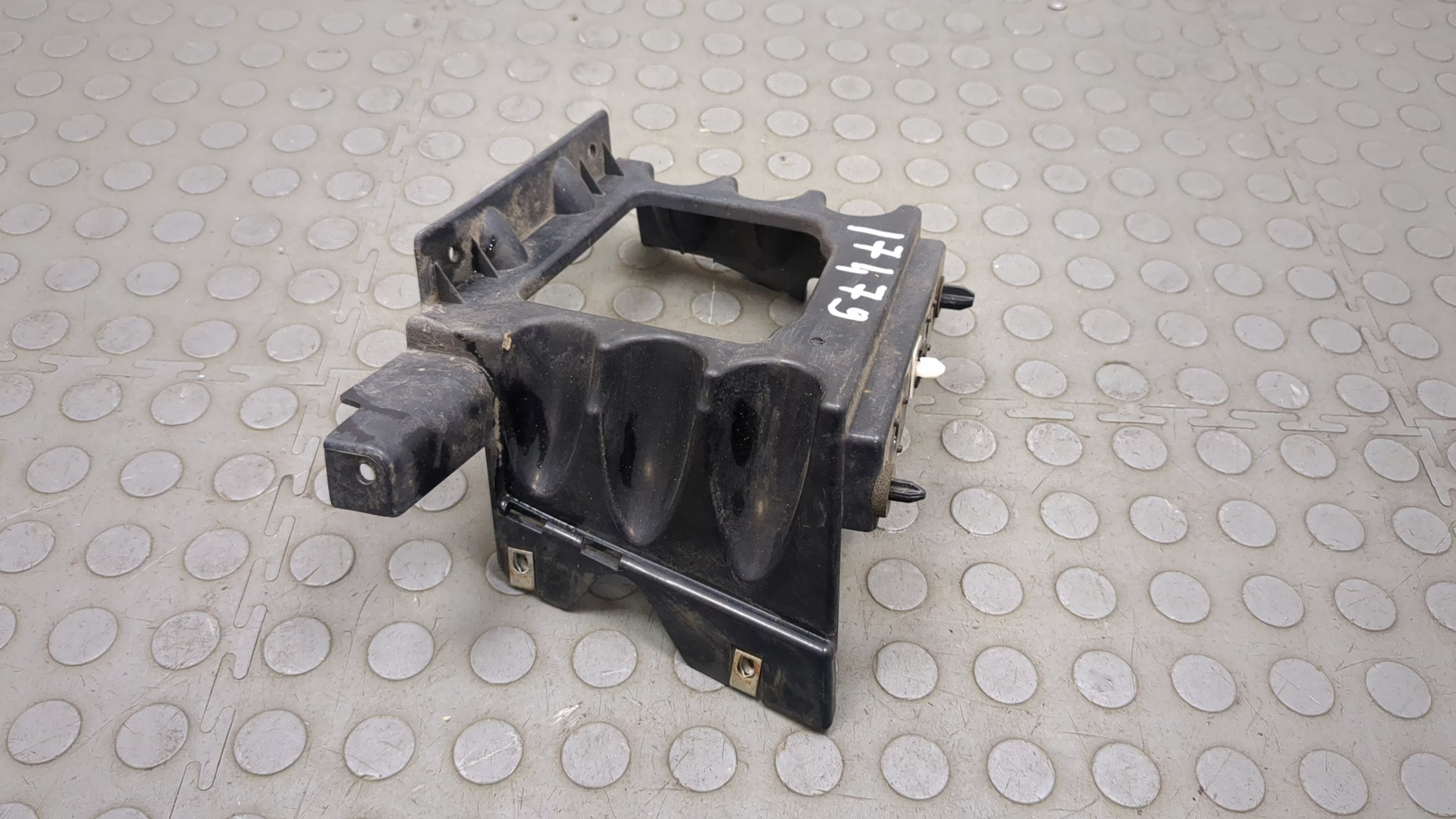 Кронштейн заднего бампера левый