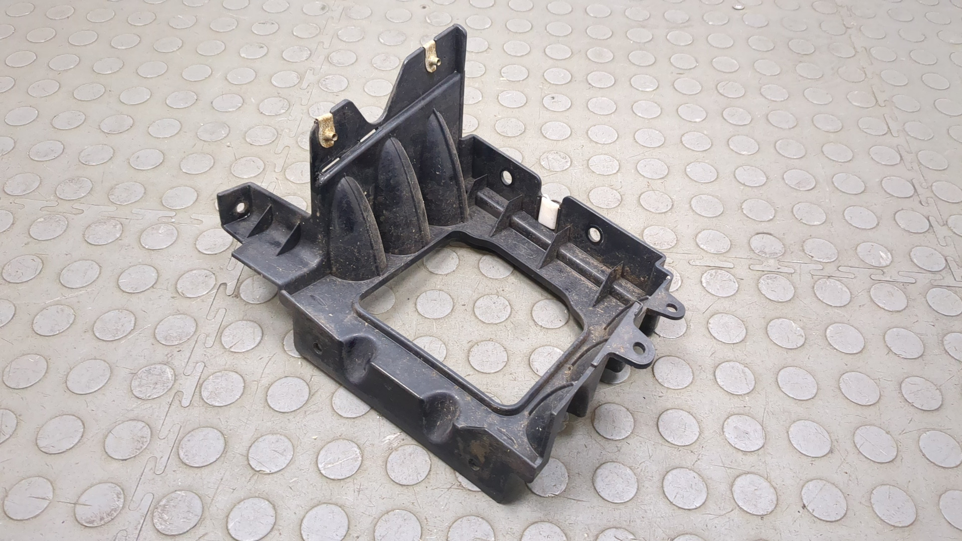 Кронштейн заднего бампера левый