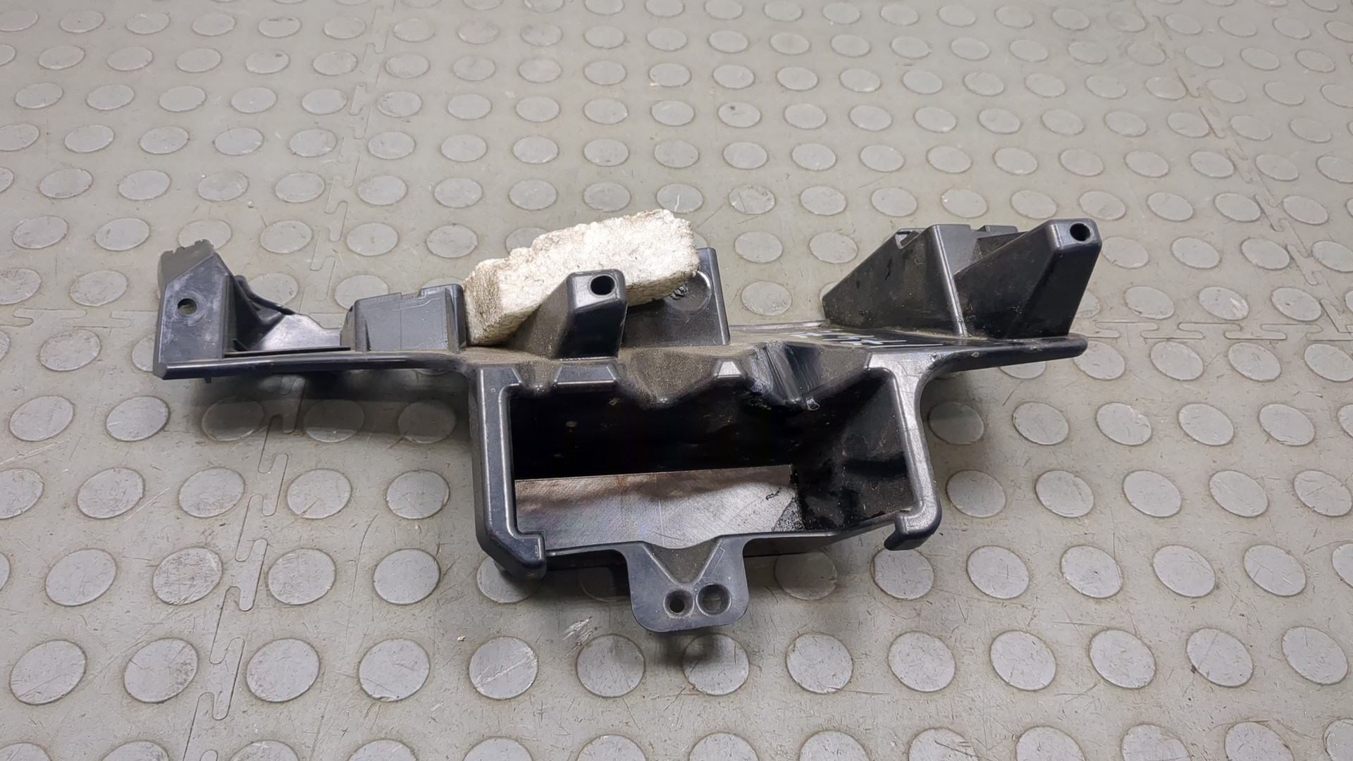 Кронштейн заднего бампера левый