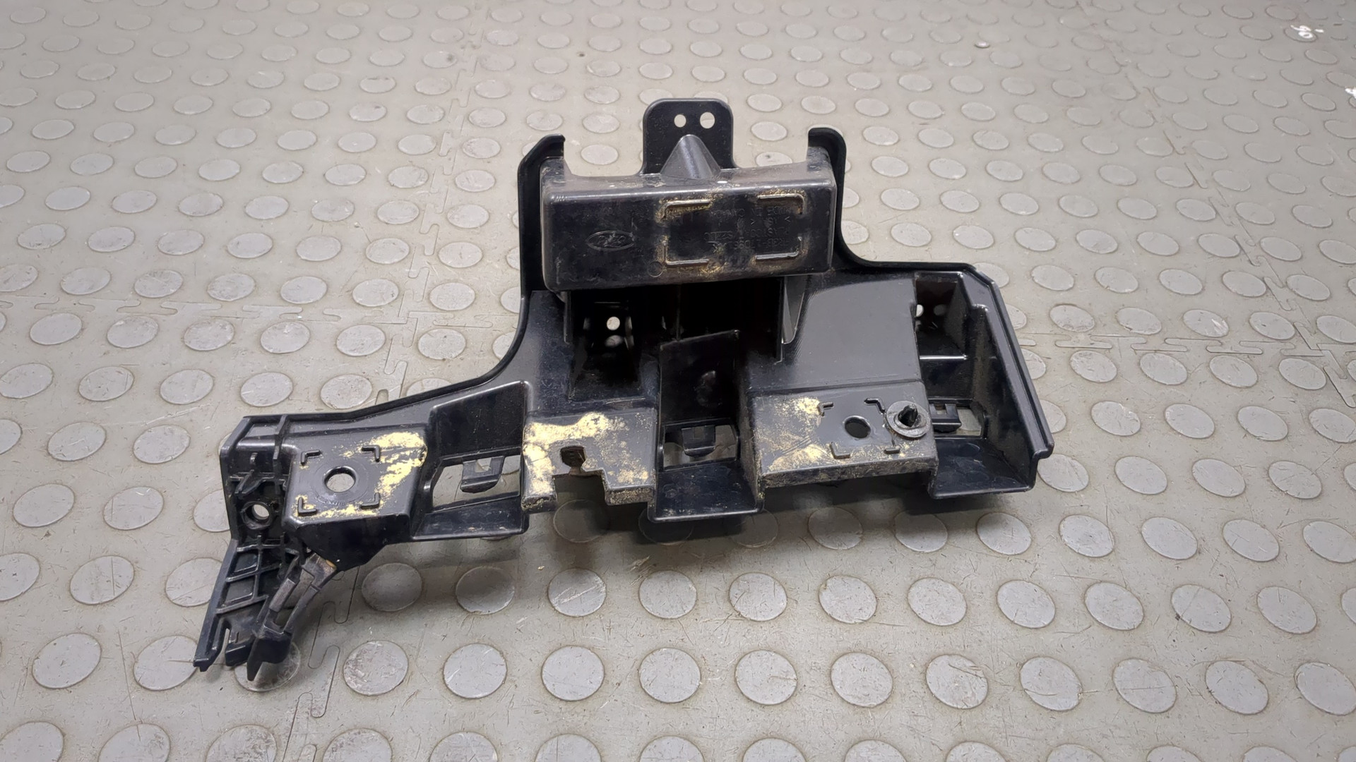 Кронштейн заднего бампера левый