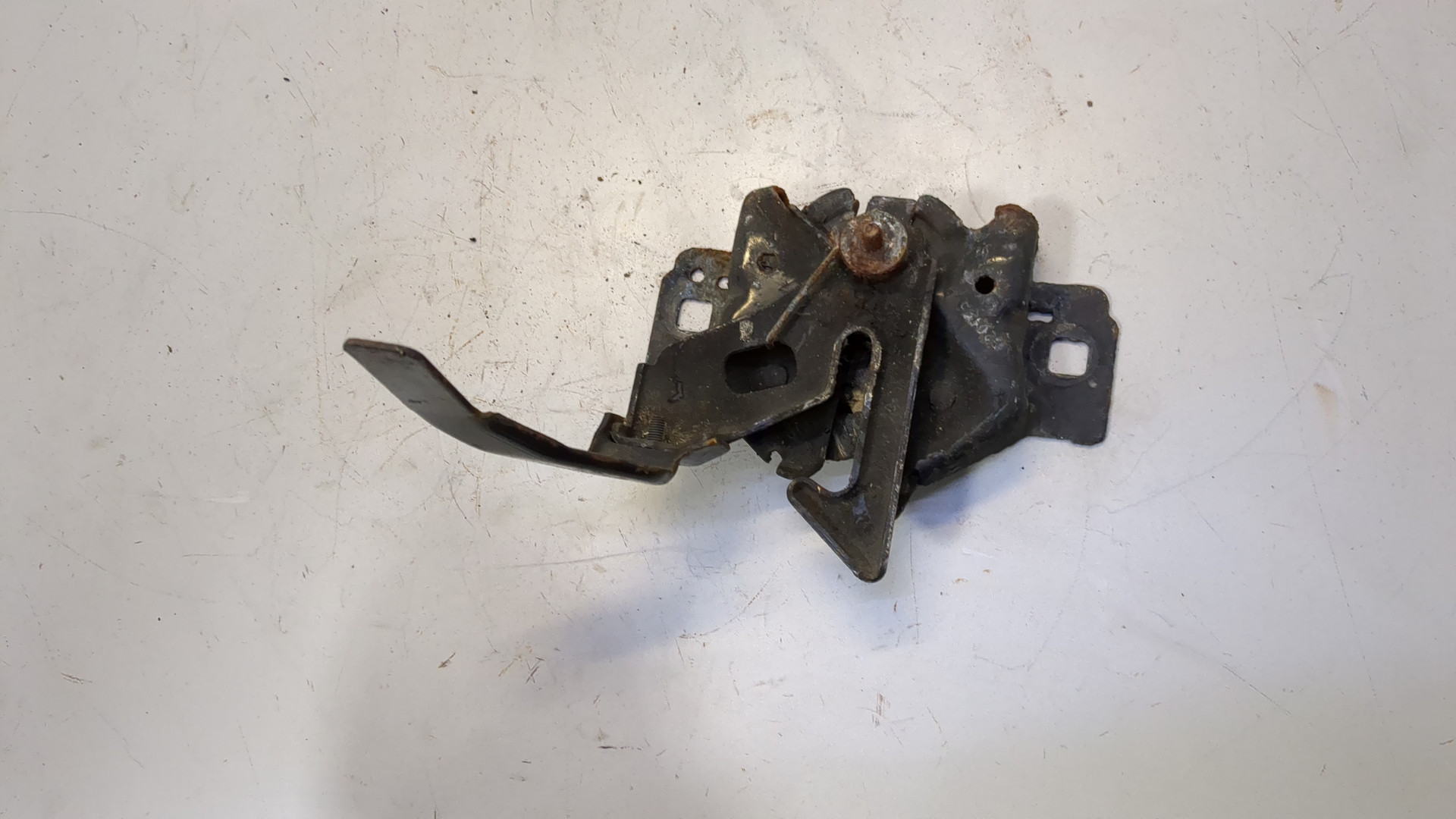 Замок капота