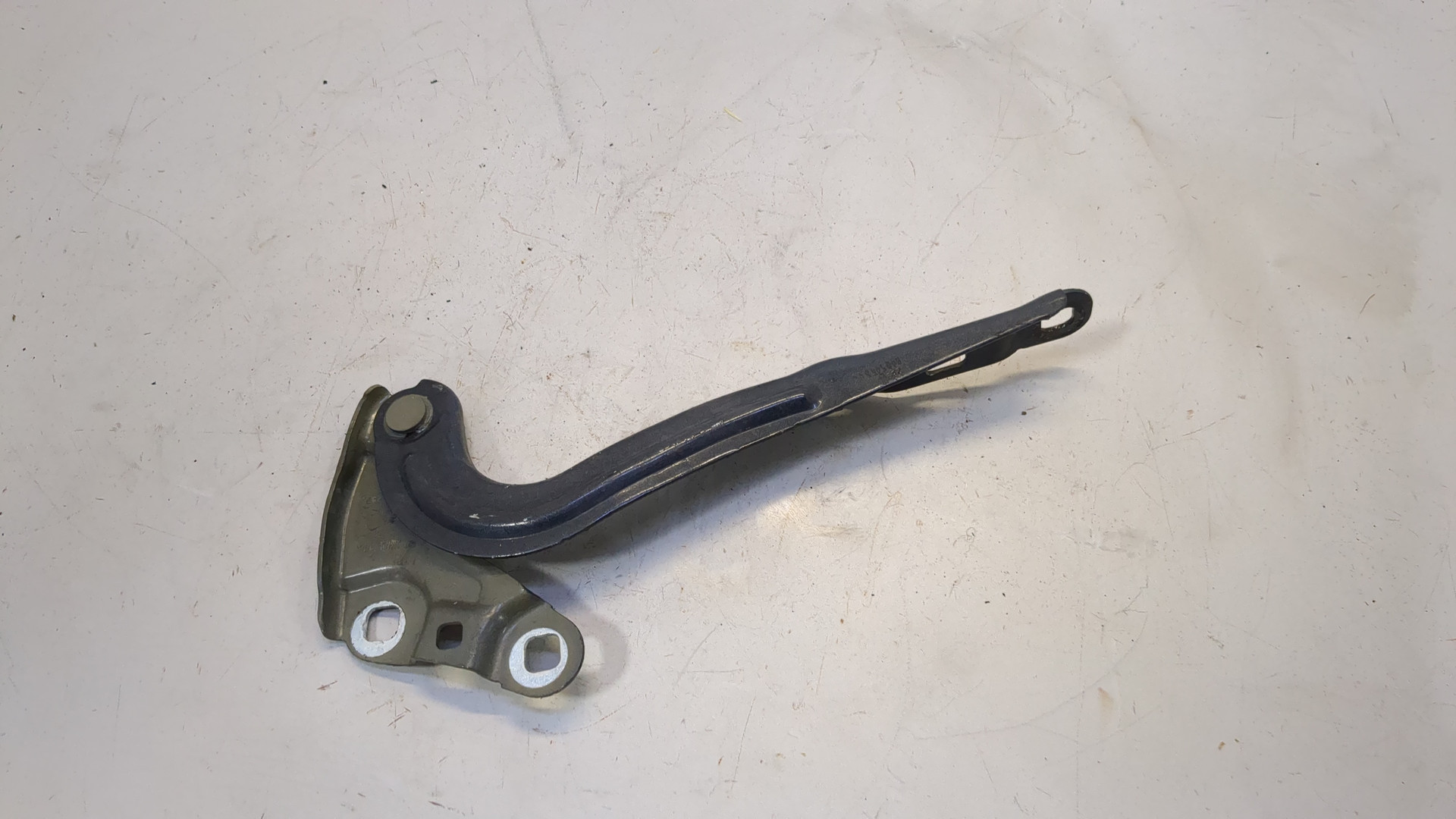 Петля капота правая