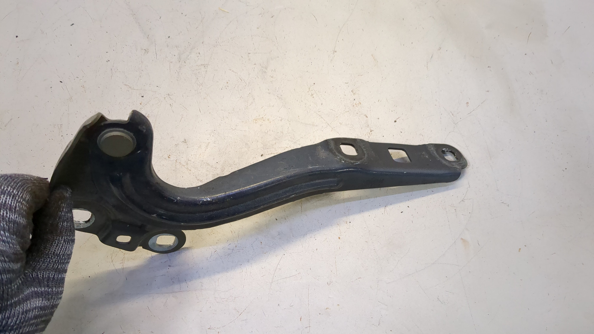 Петля капота правая