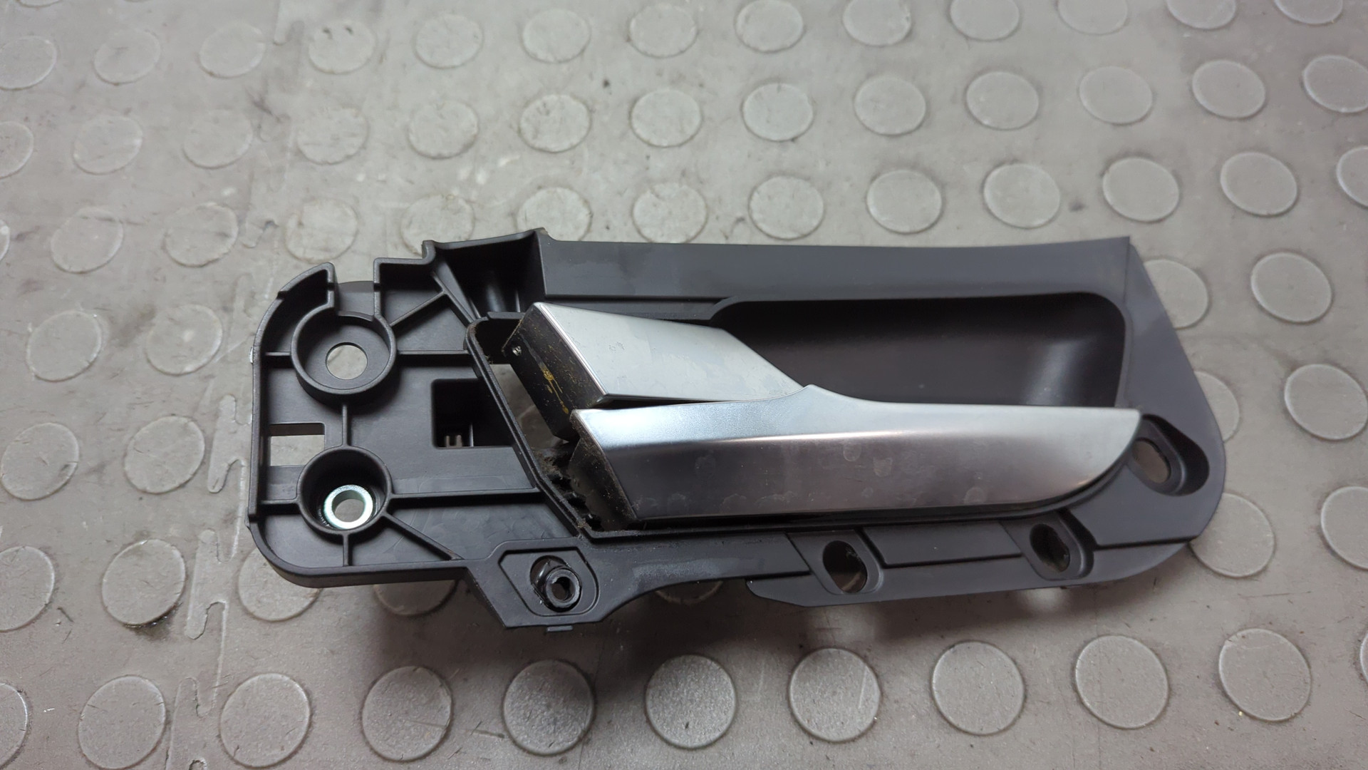 Ручка двери передней внутренняя левая