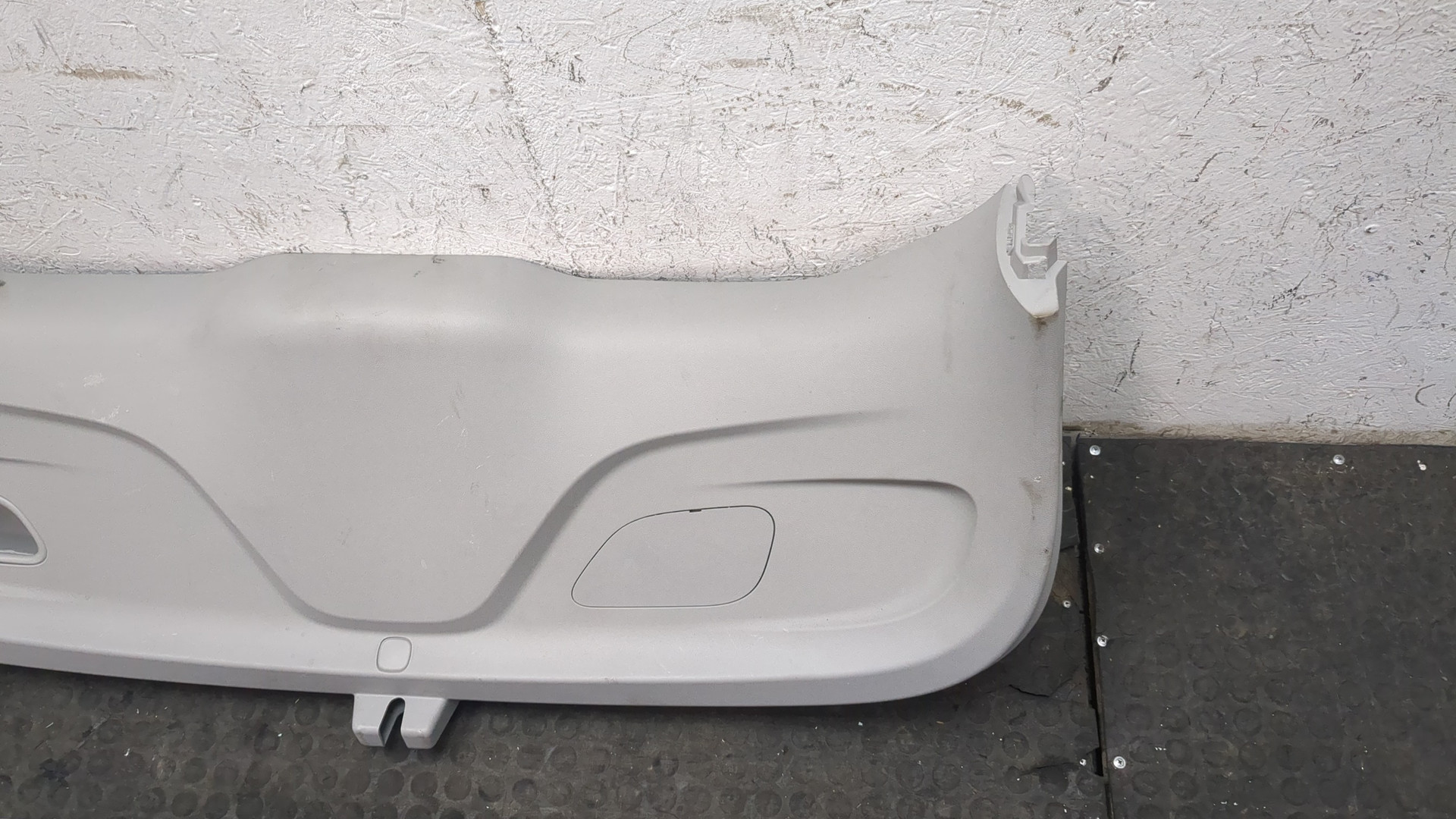 Обшивка двери багажника