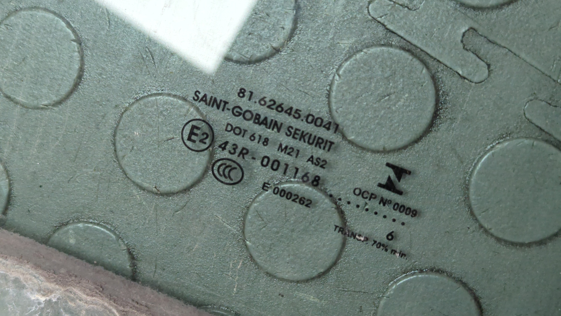 Стекло двери передней левой