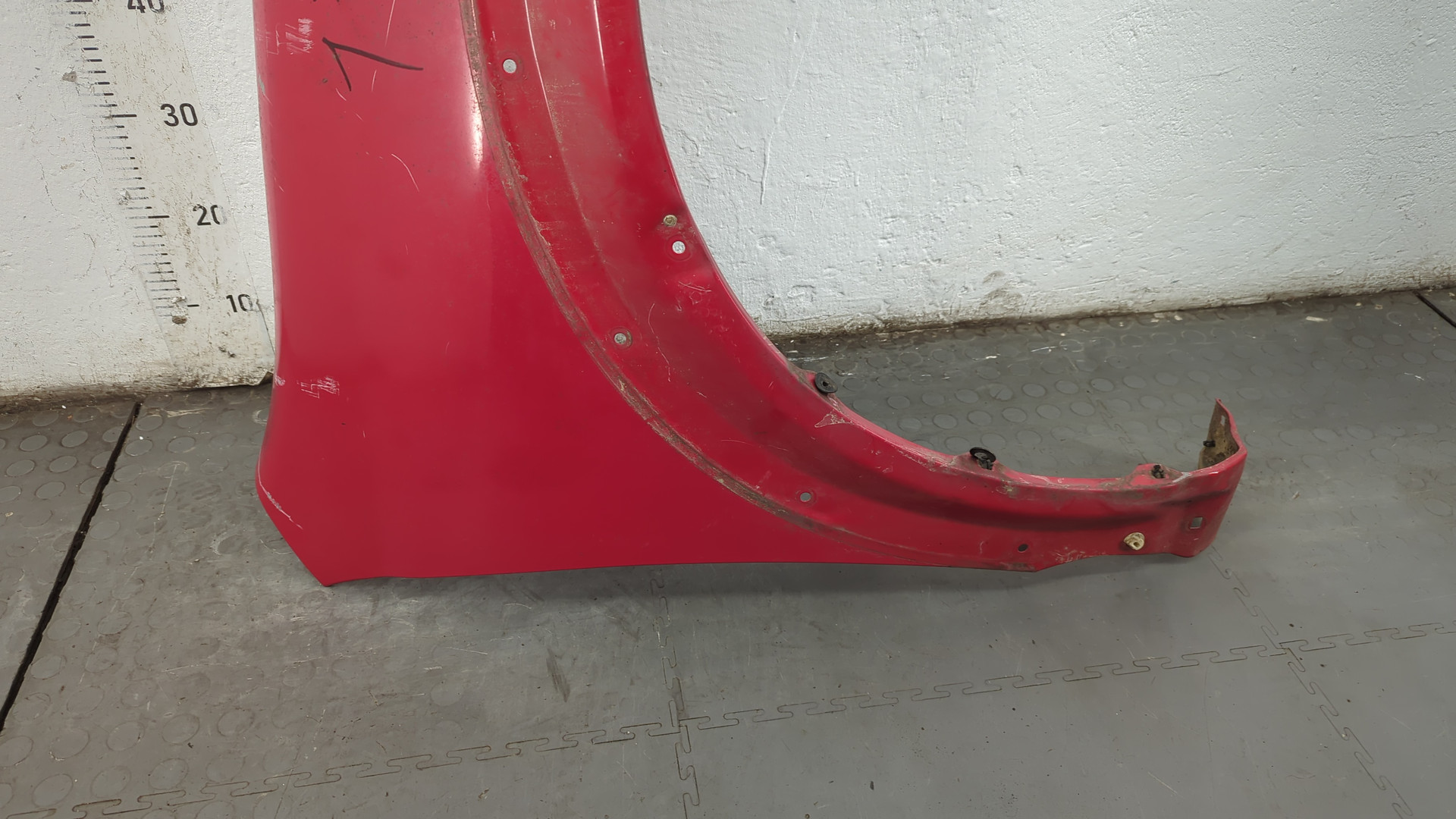 Крыло переднее правое