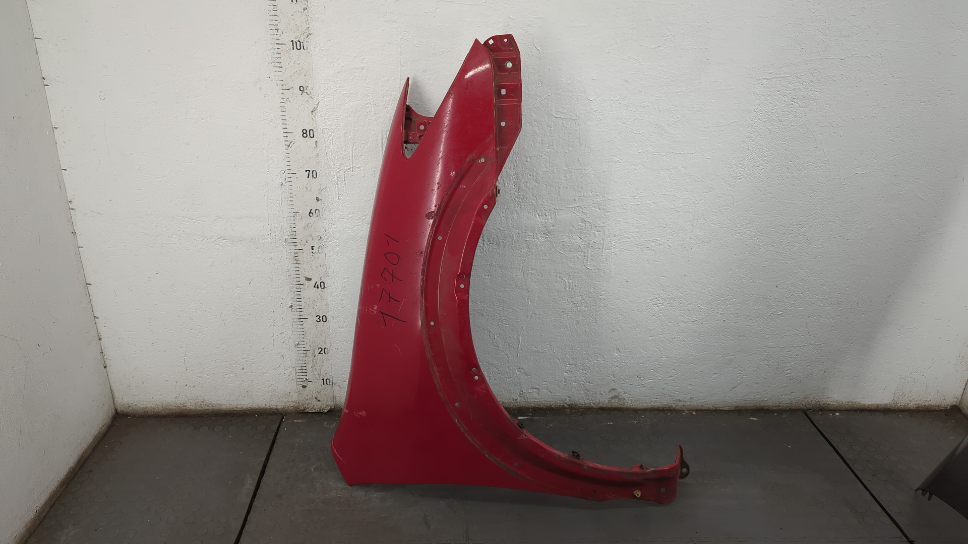 Крыло переднее правое