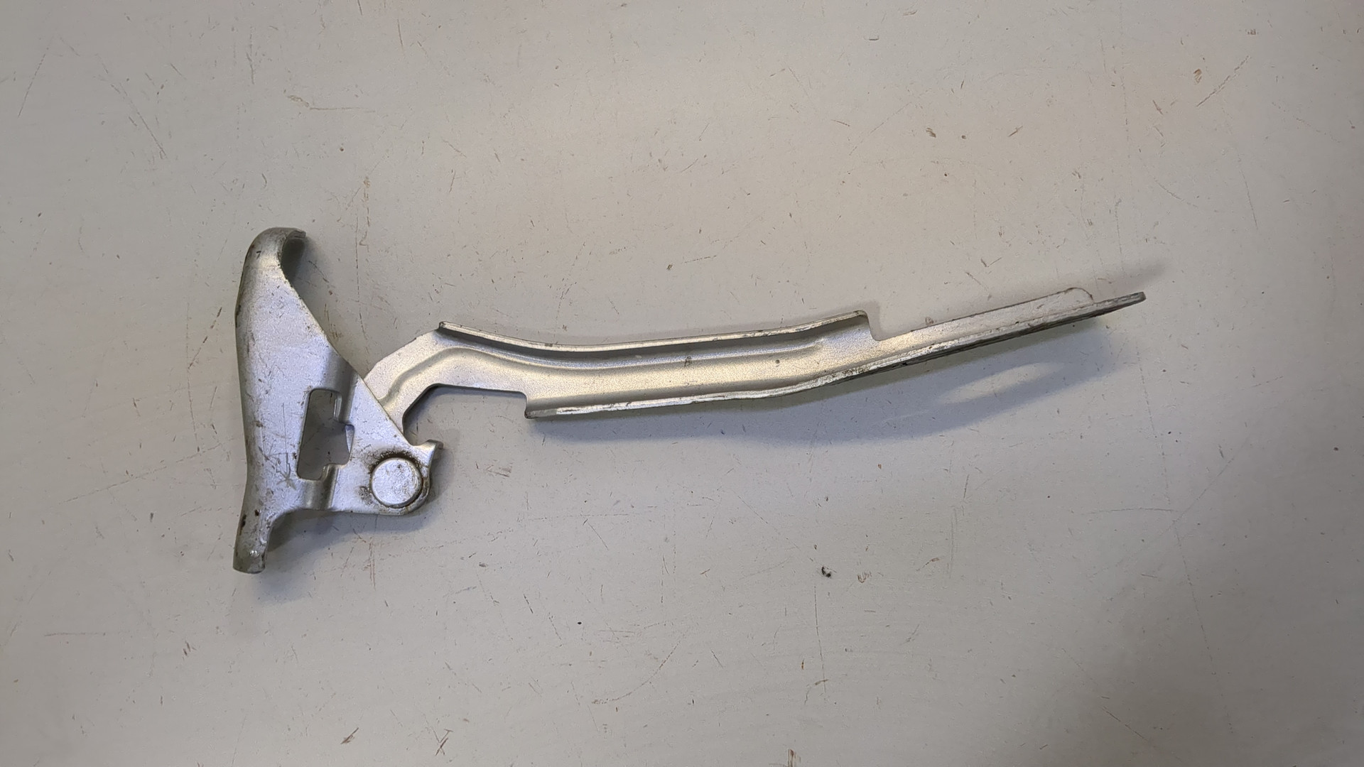 Петля капота правая