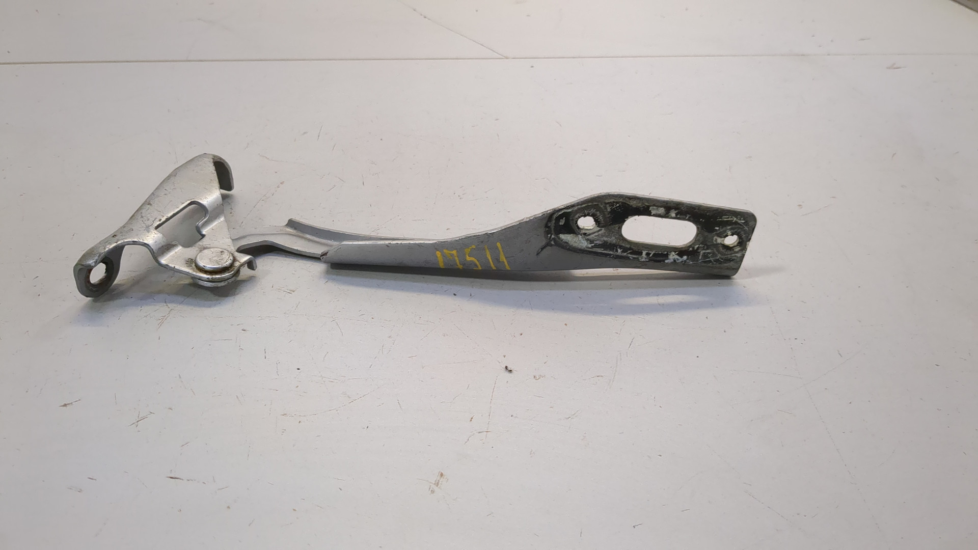 Петля капота правая