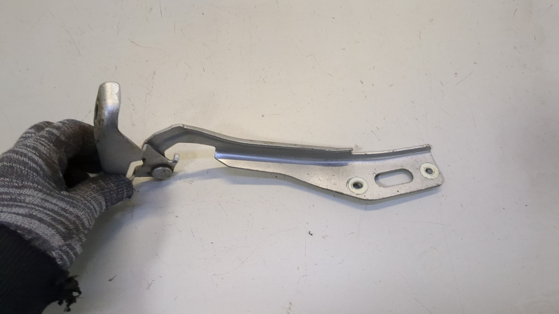 Петля капота правая