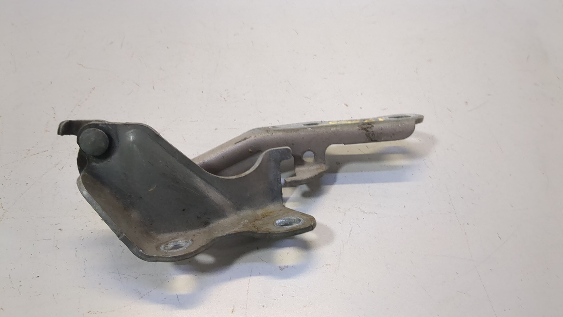 Петля капота левая