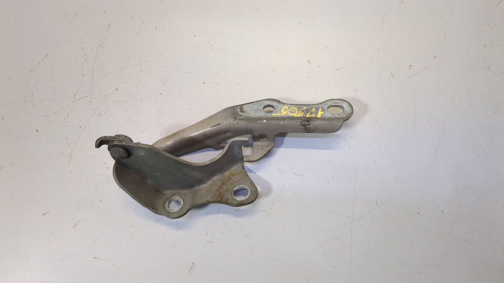 Петля капота левая