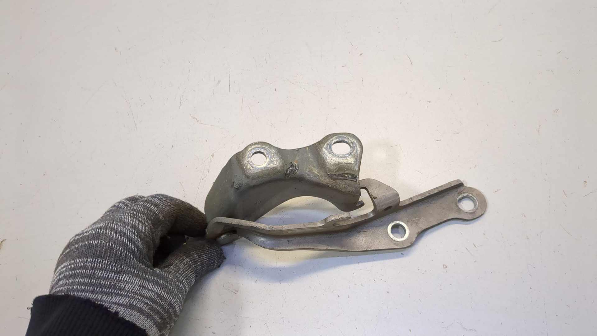 Петля капота левая