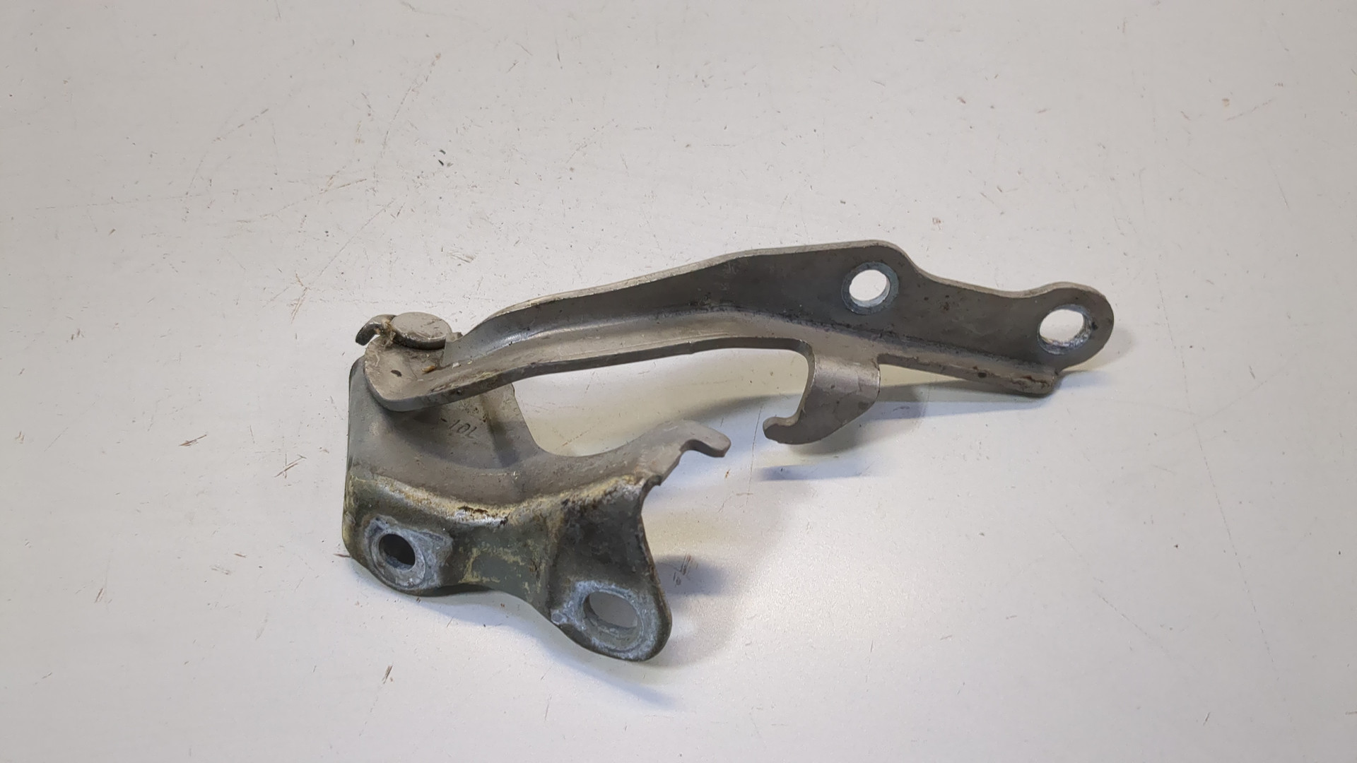 Петля капота правая