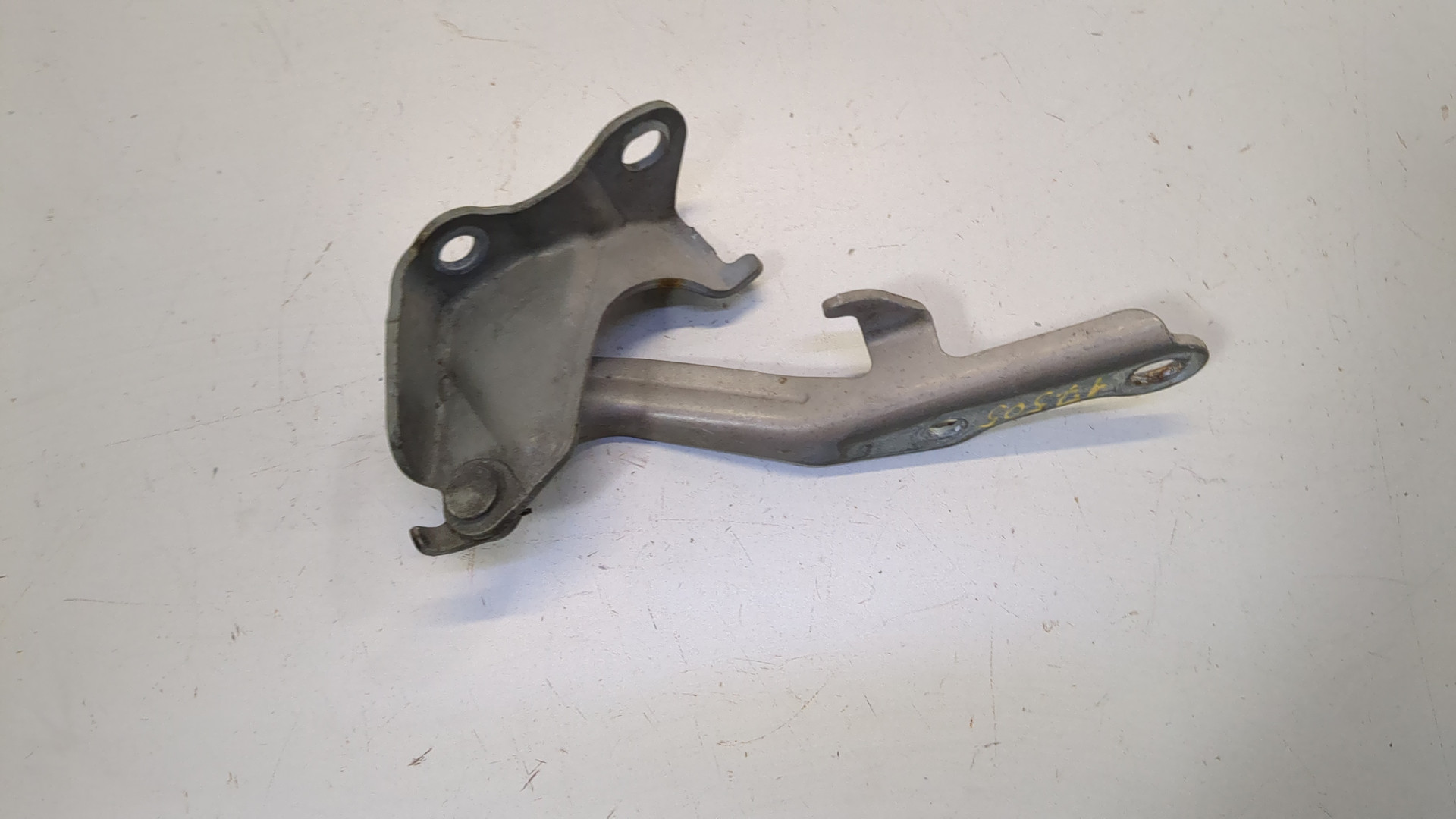 Петля капота правая