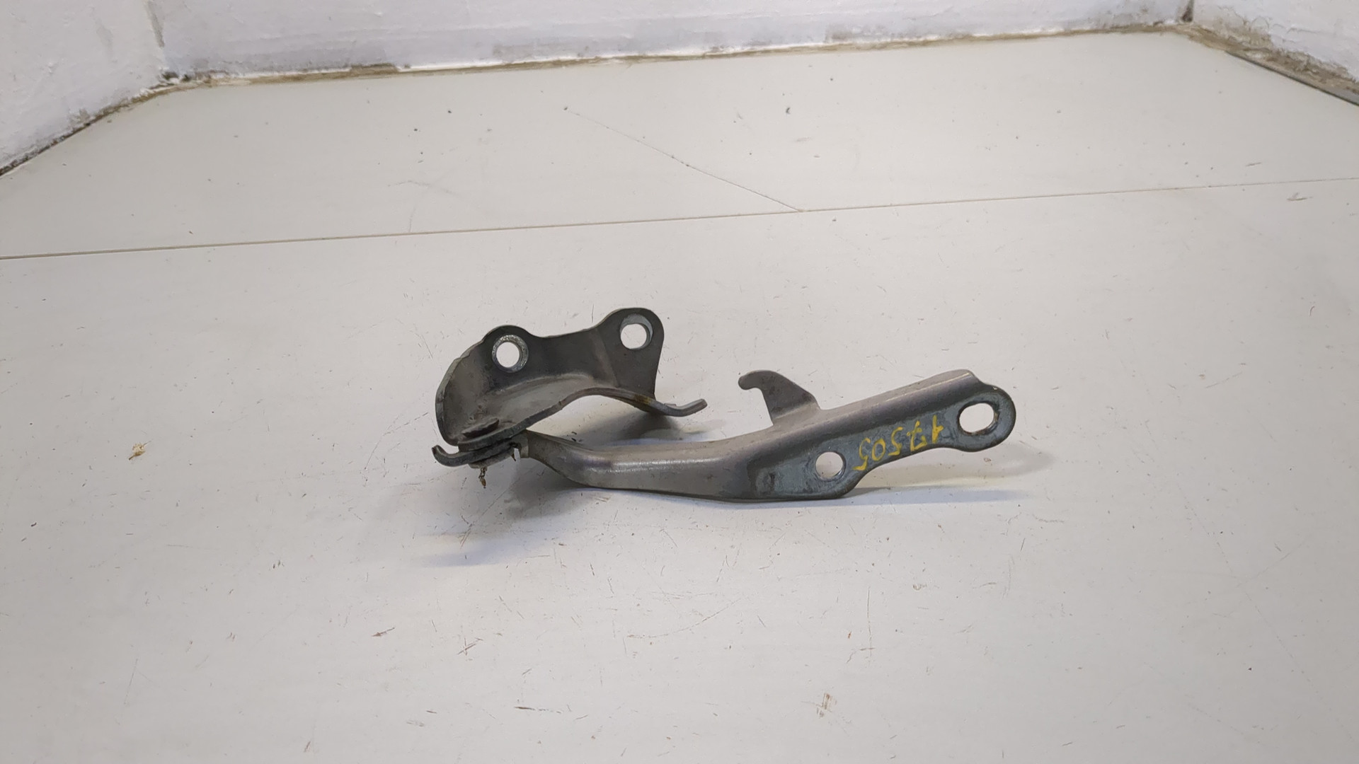 Петля капота правая