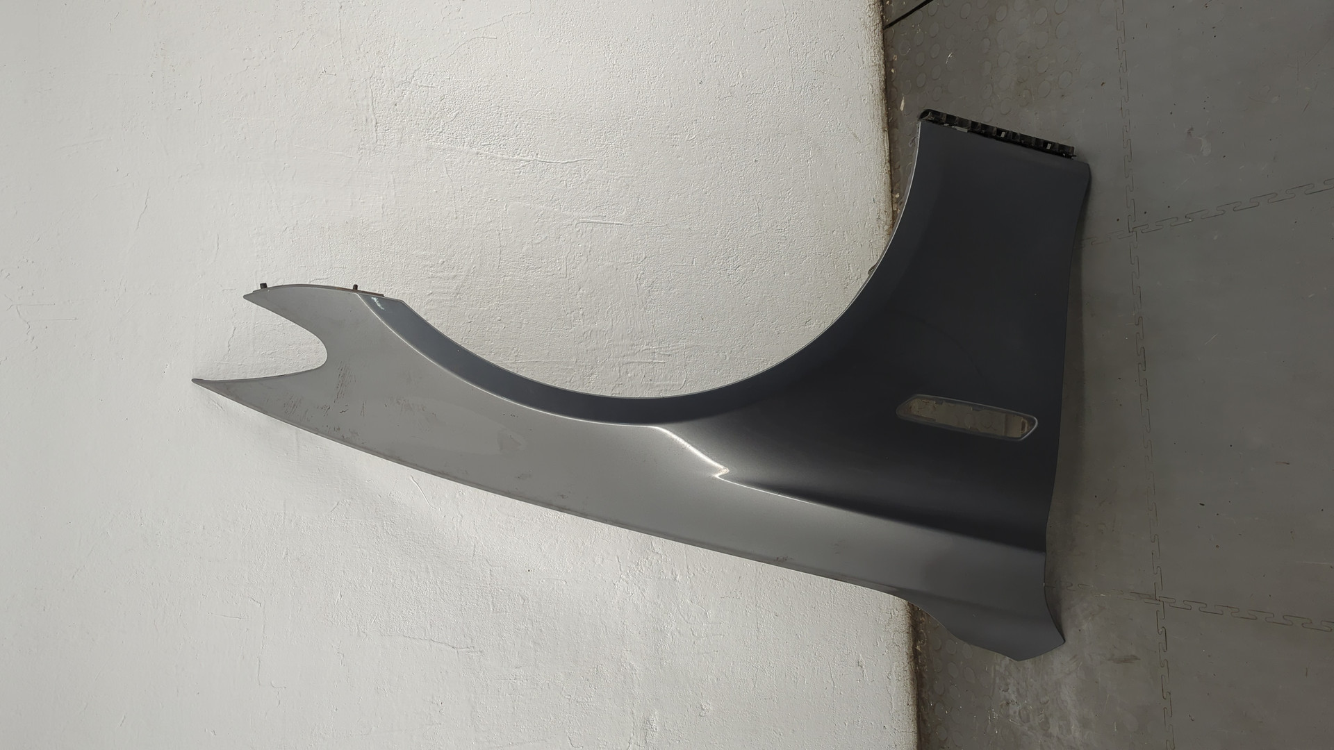 Крыло переднее правое