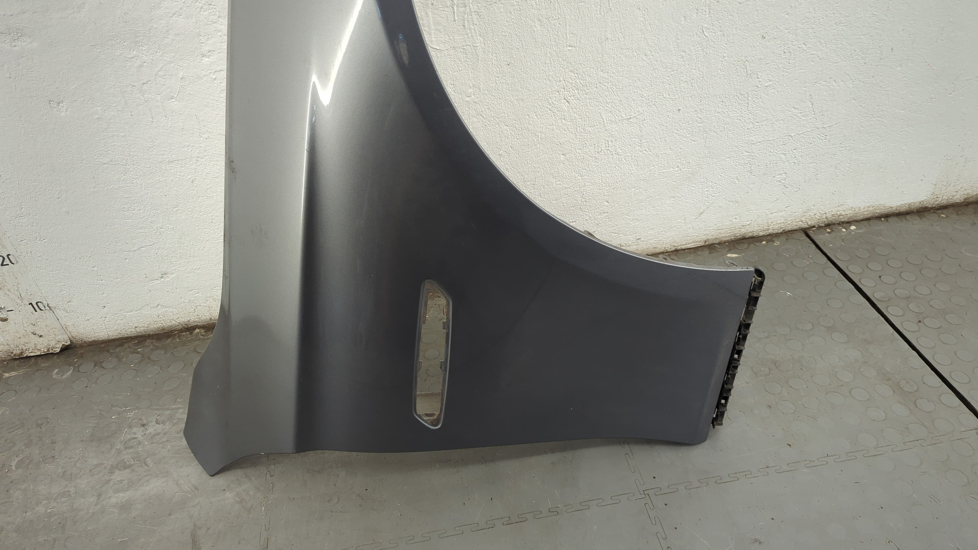 Крыло переднее правое