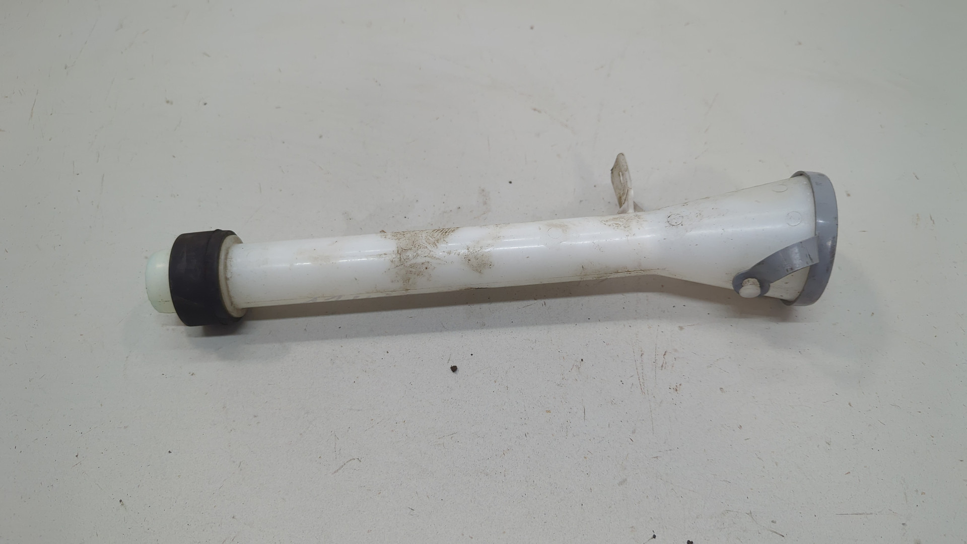 Горловина бачка омывателя