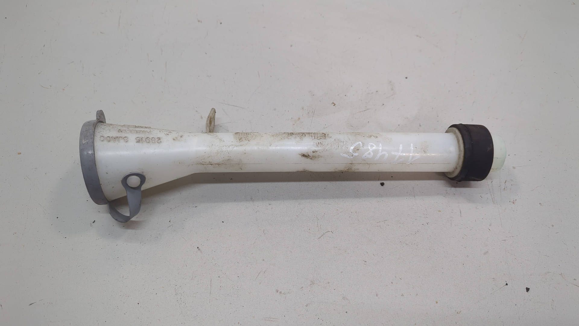 Горловина бачка омывателя