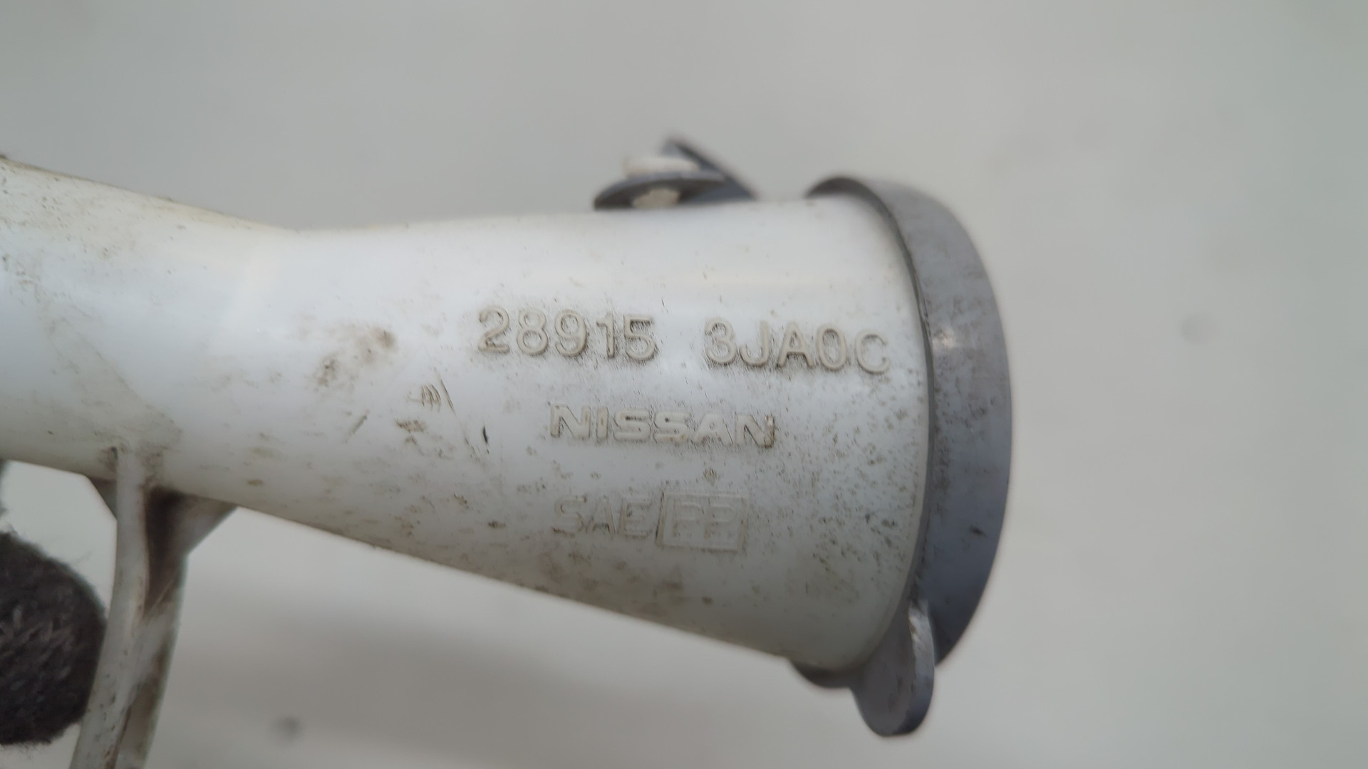 Горловина бачка омывателя