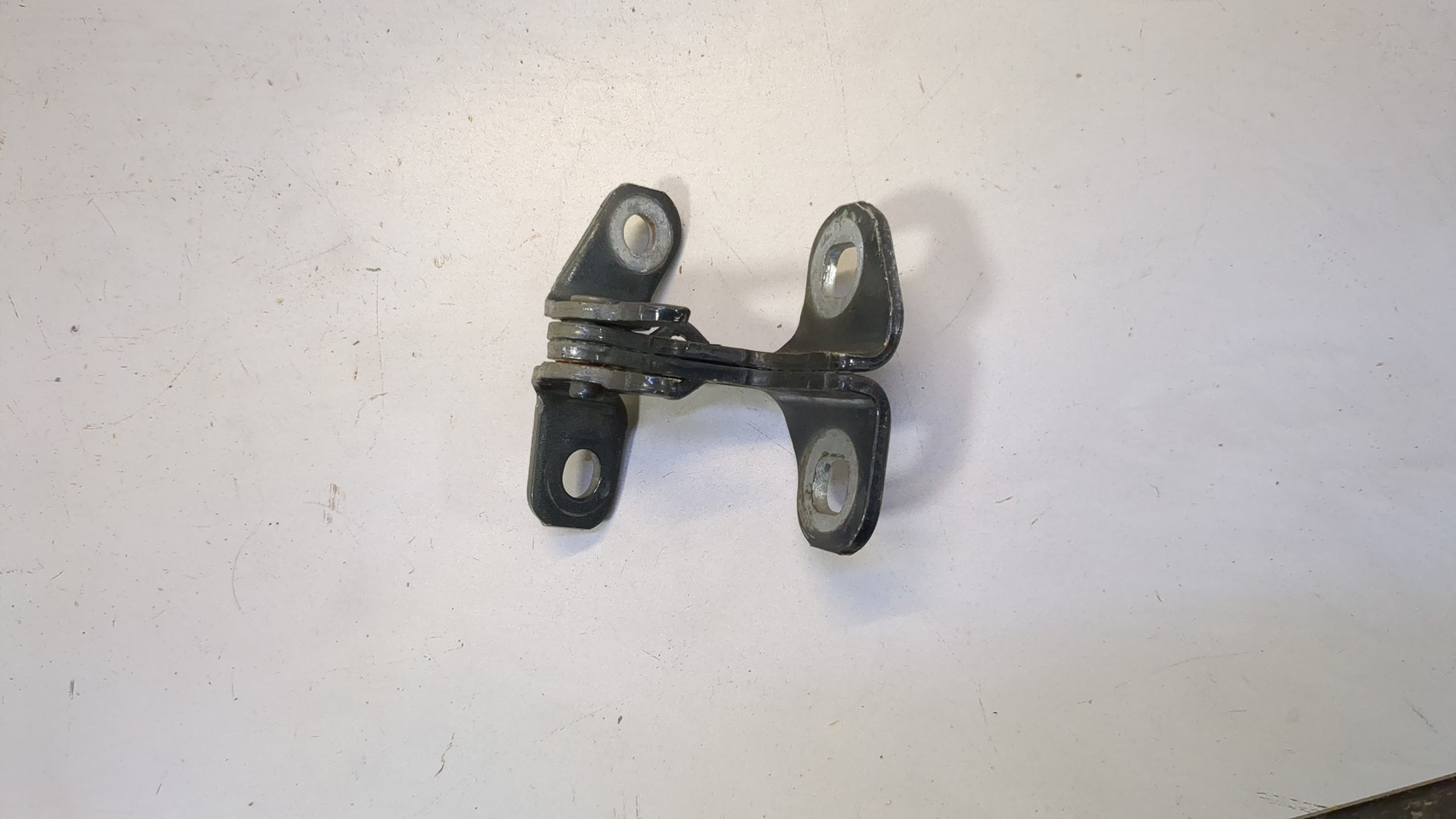 Петля двери