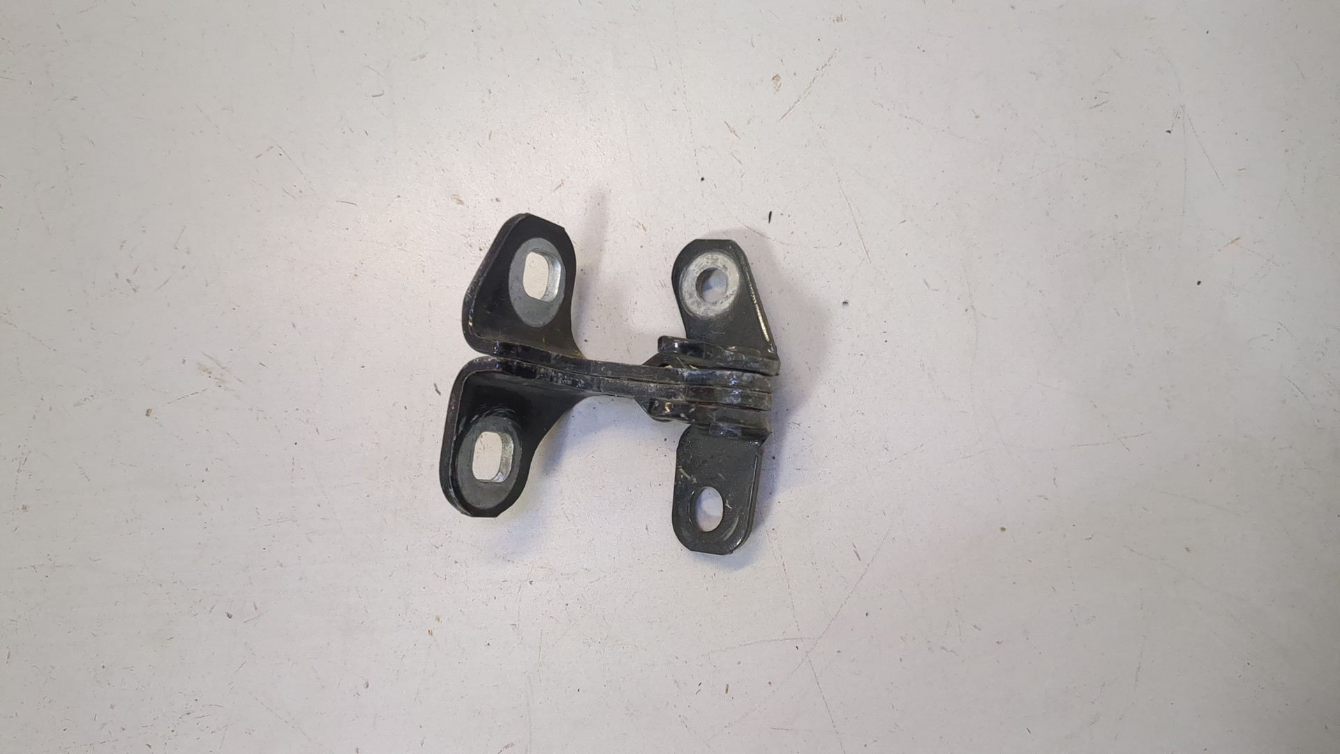 Петля двери