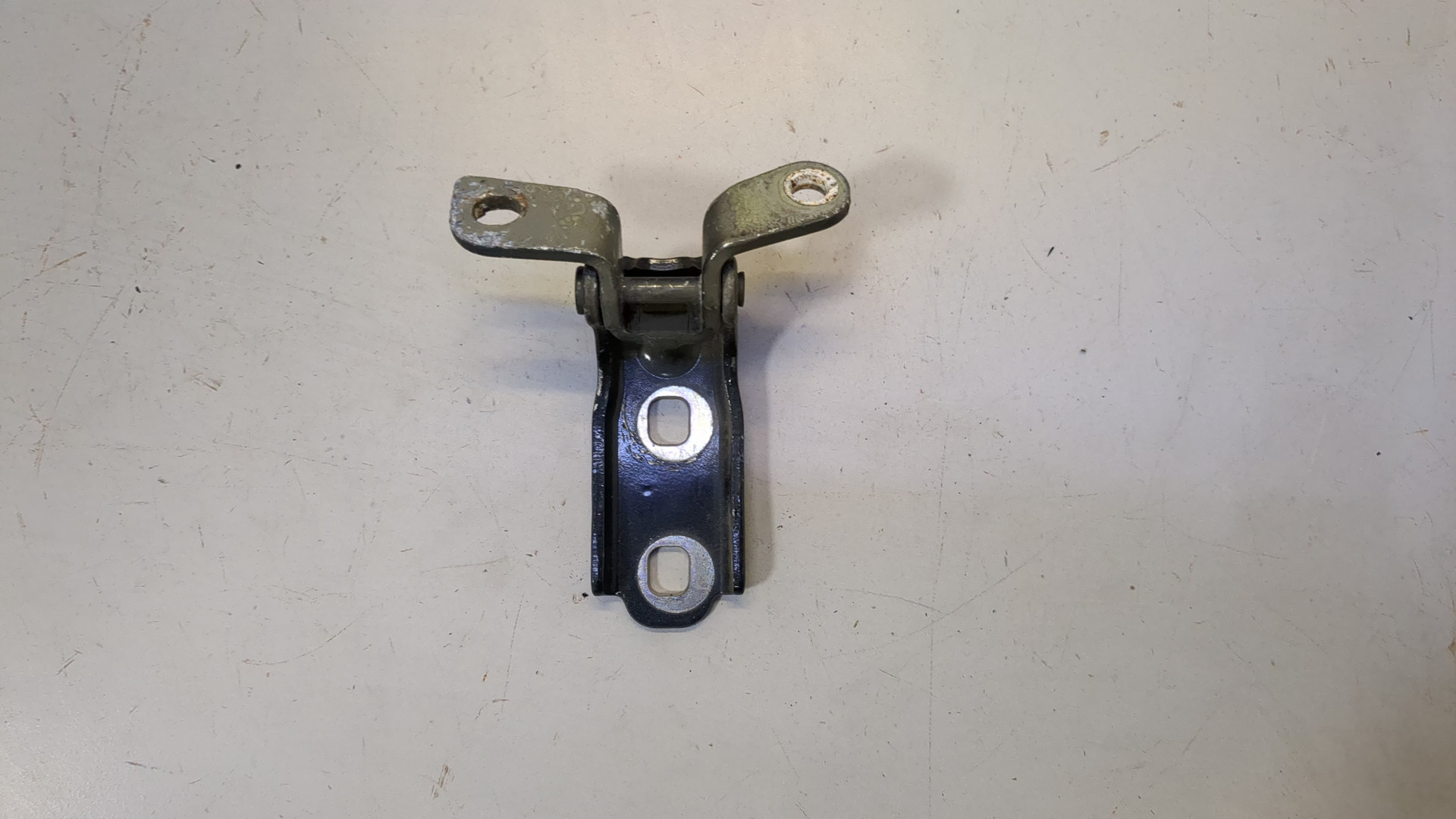 Петля двери