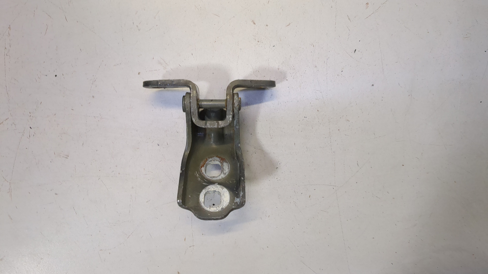 Петля двери