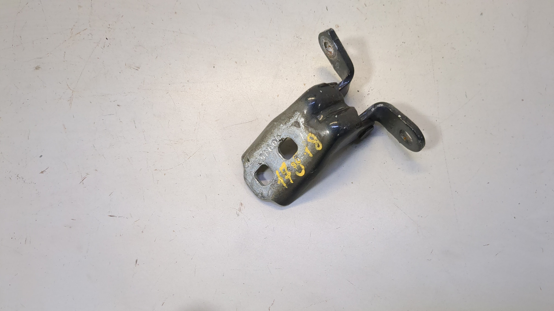 Петля двери