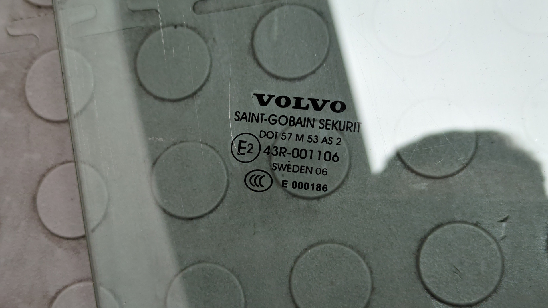 Стекло двери передней правой