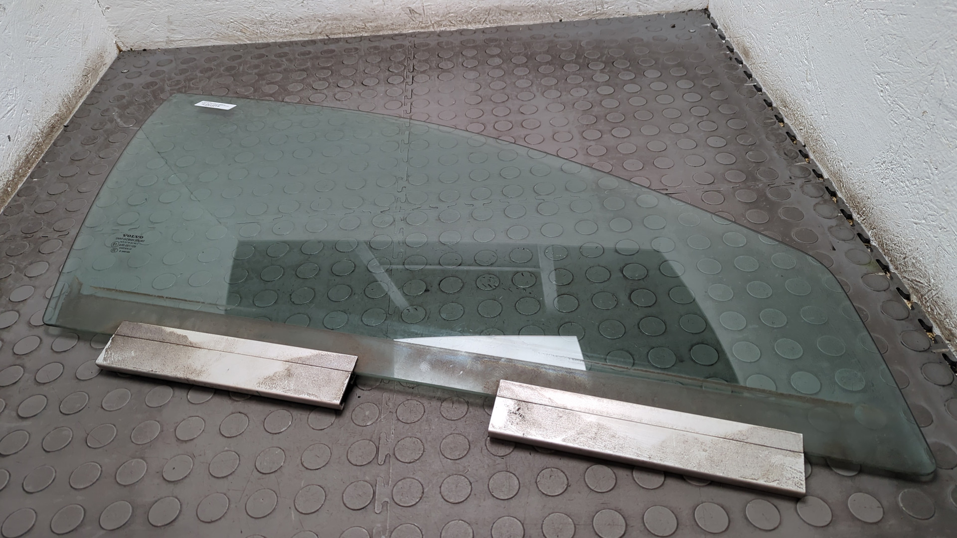 Стекло двери передней правой