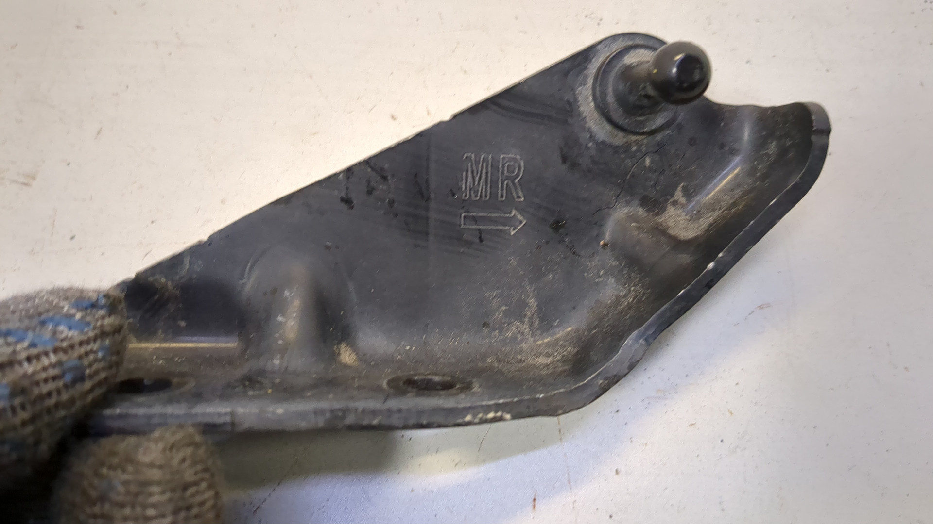 Кронштейн крышки багажника