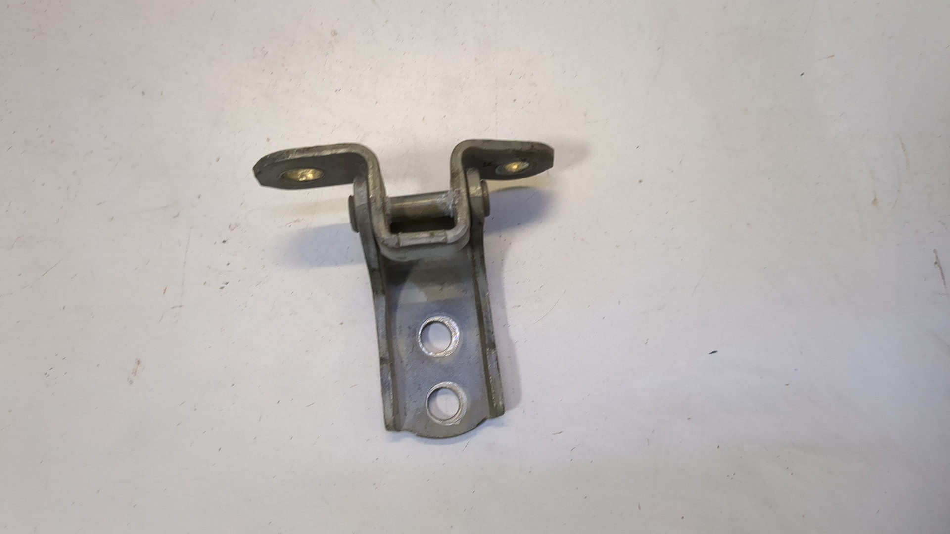 Петля двери