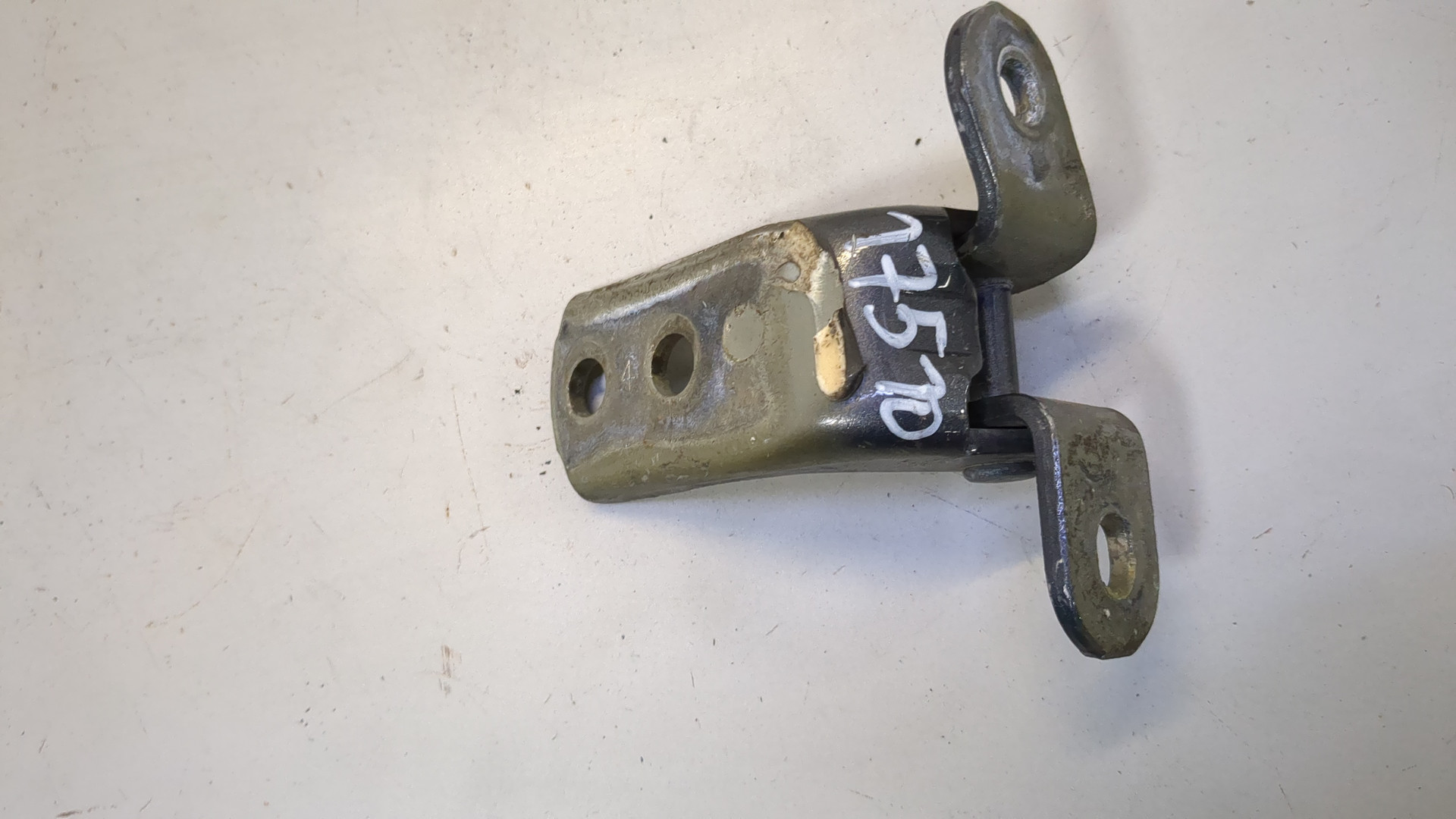 Петля двери