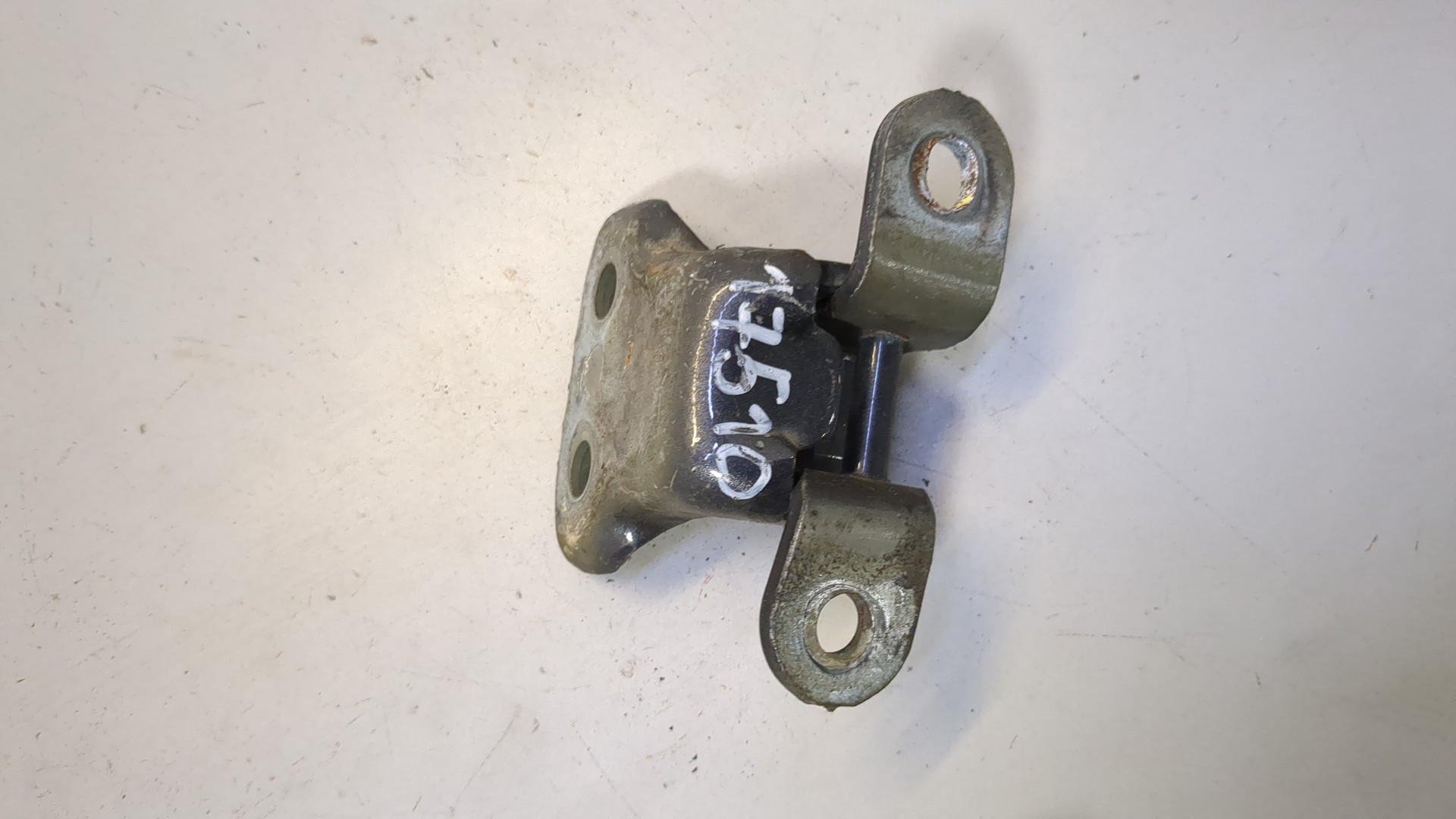 Петля двери