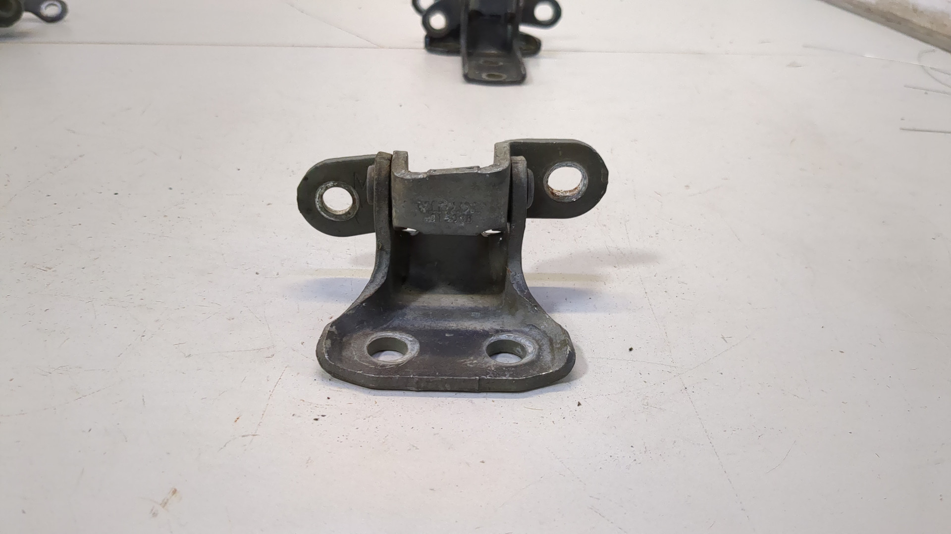 Петля двери