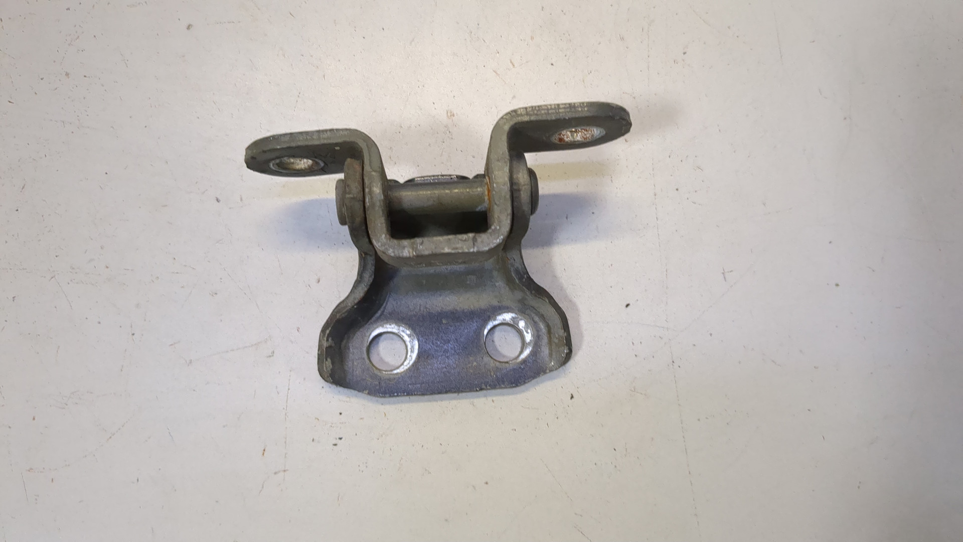 Петля двери