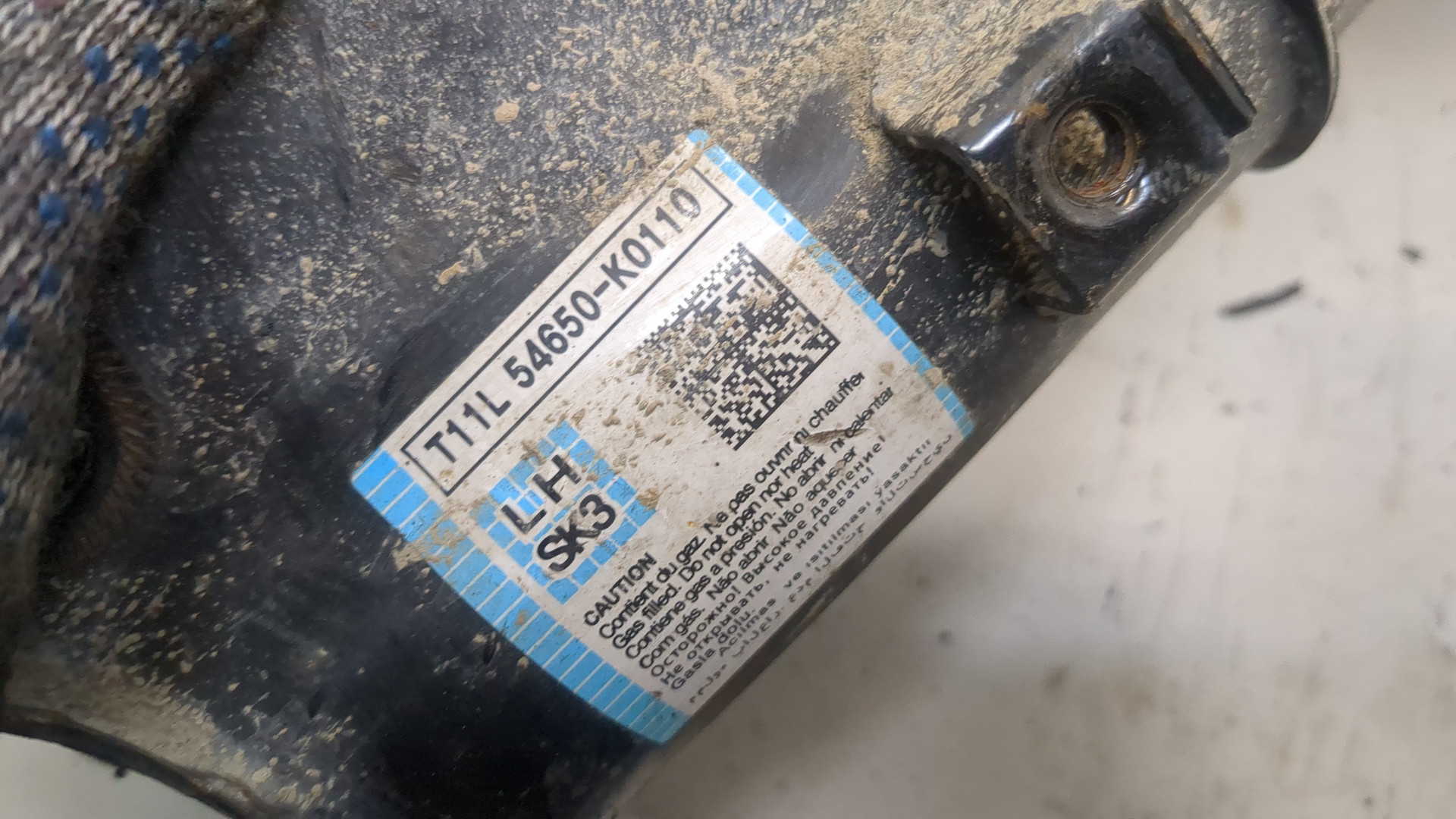 Амортизатор передний левый