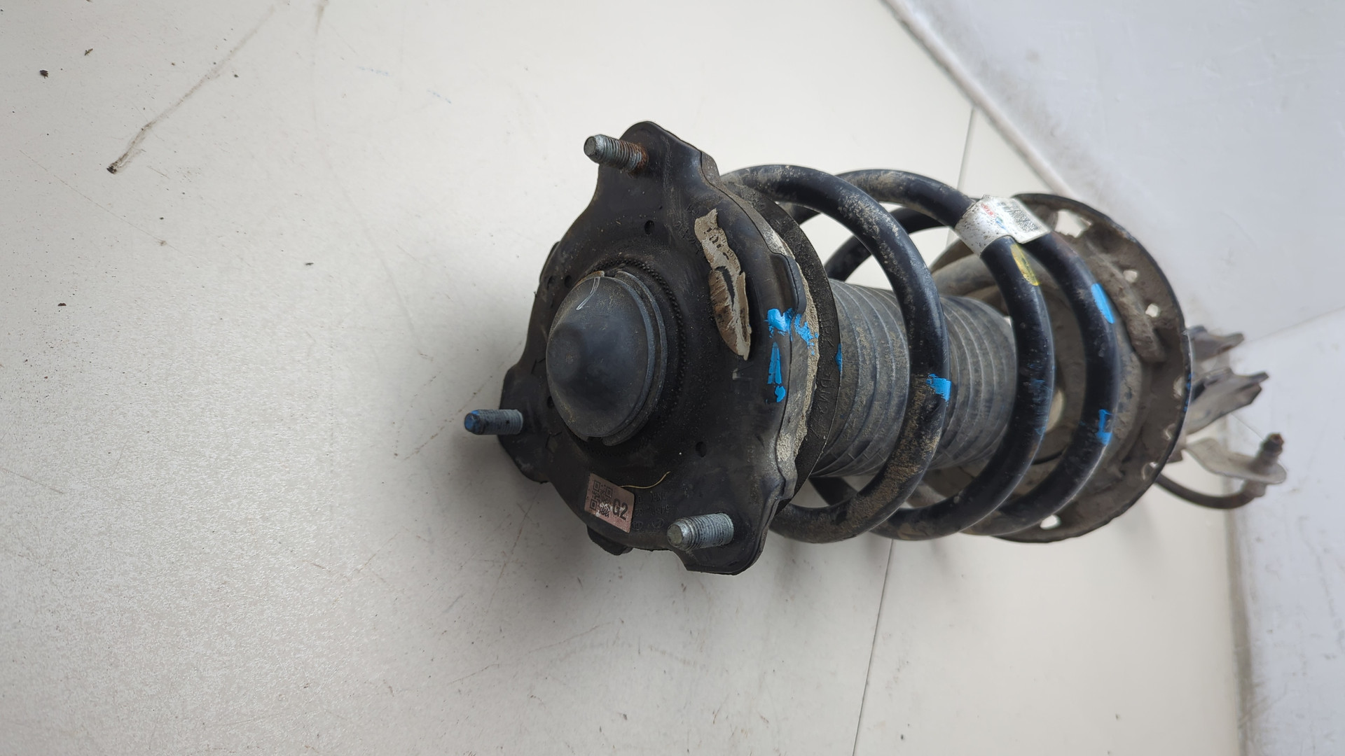 Амортизатор передний левый