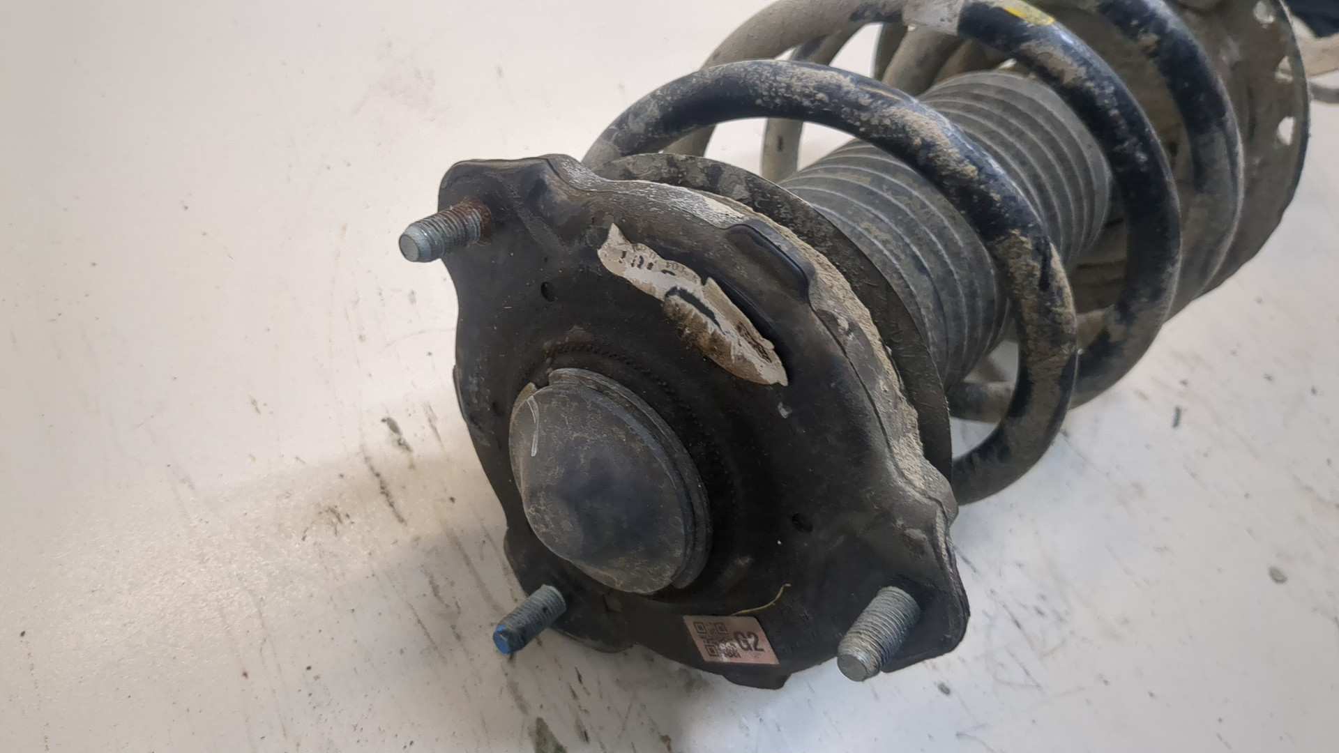 Амортизатор передний левый