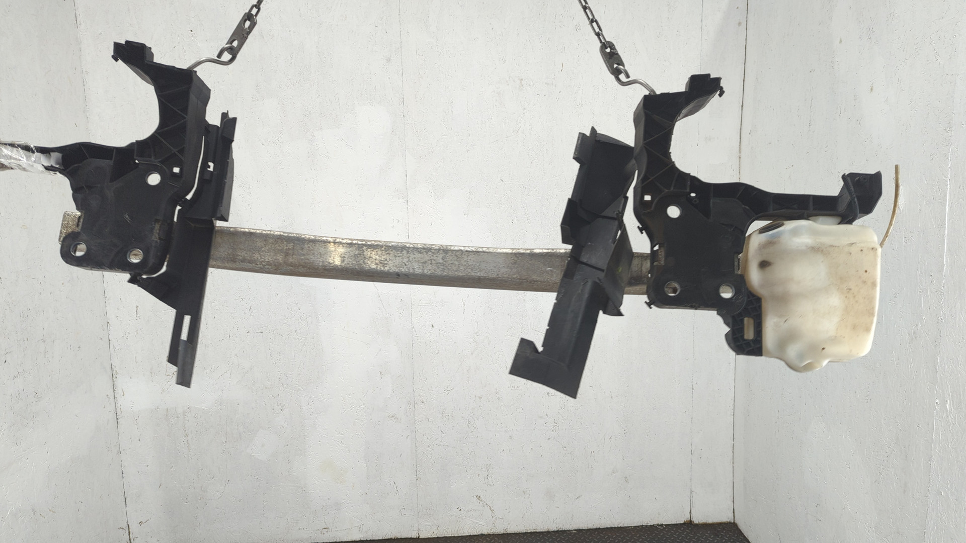 Усилитель переднего бампера