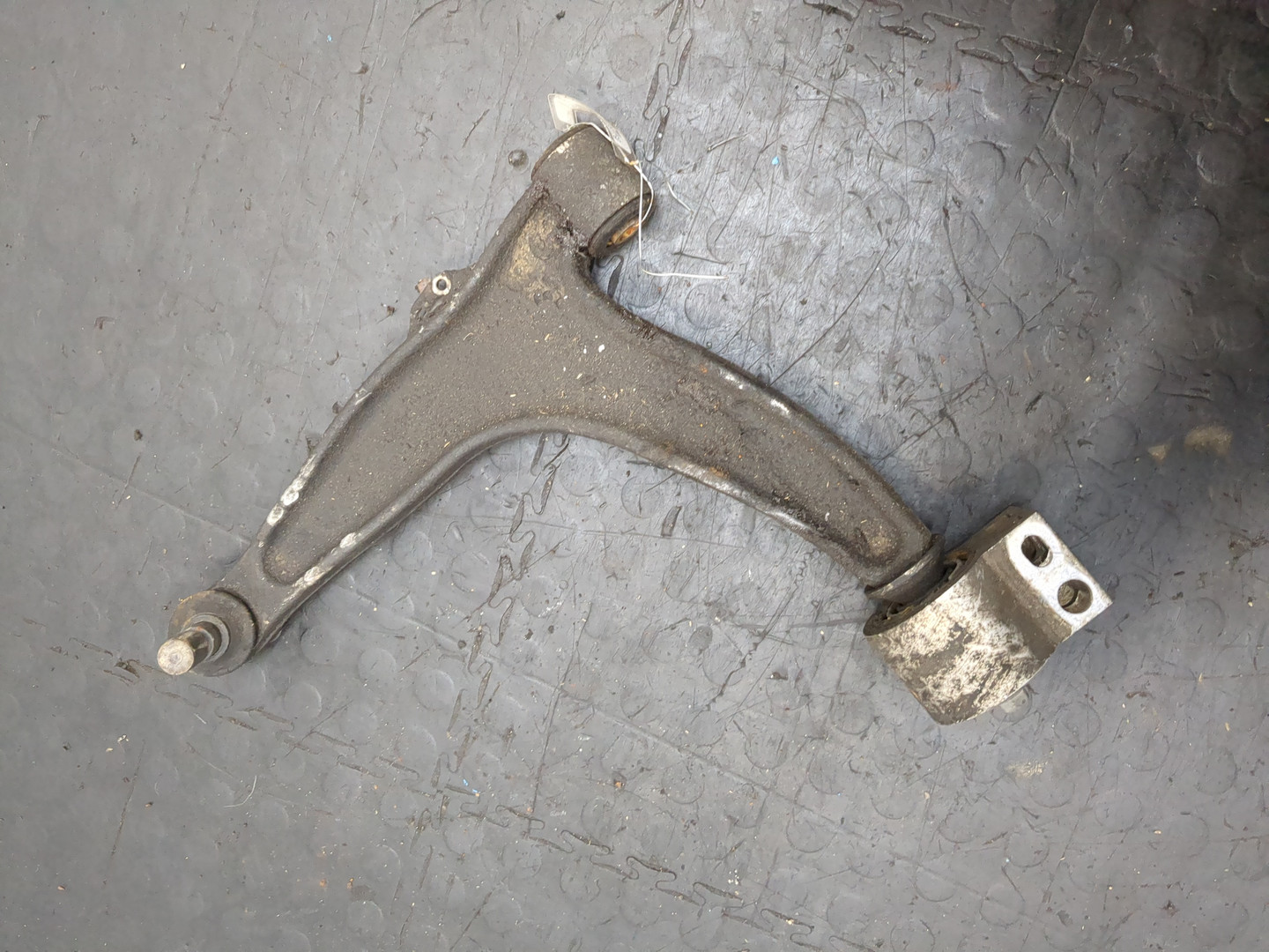 Рычаг передний левый