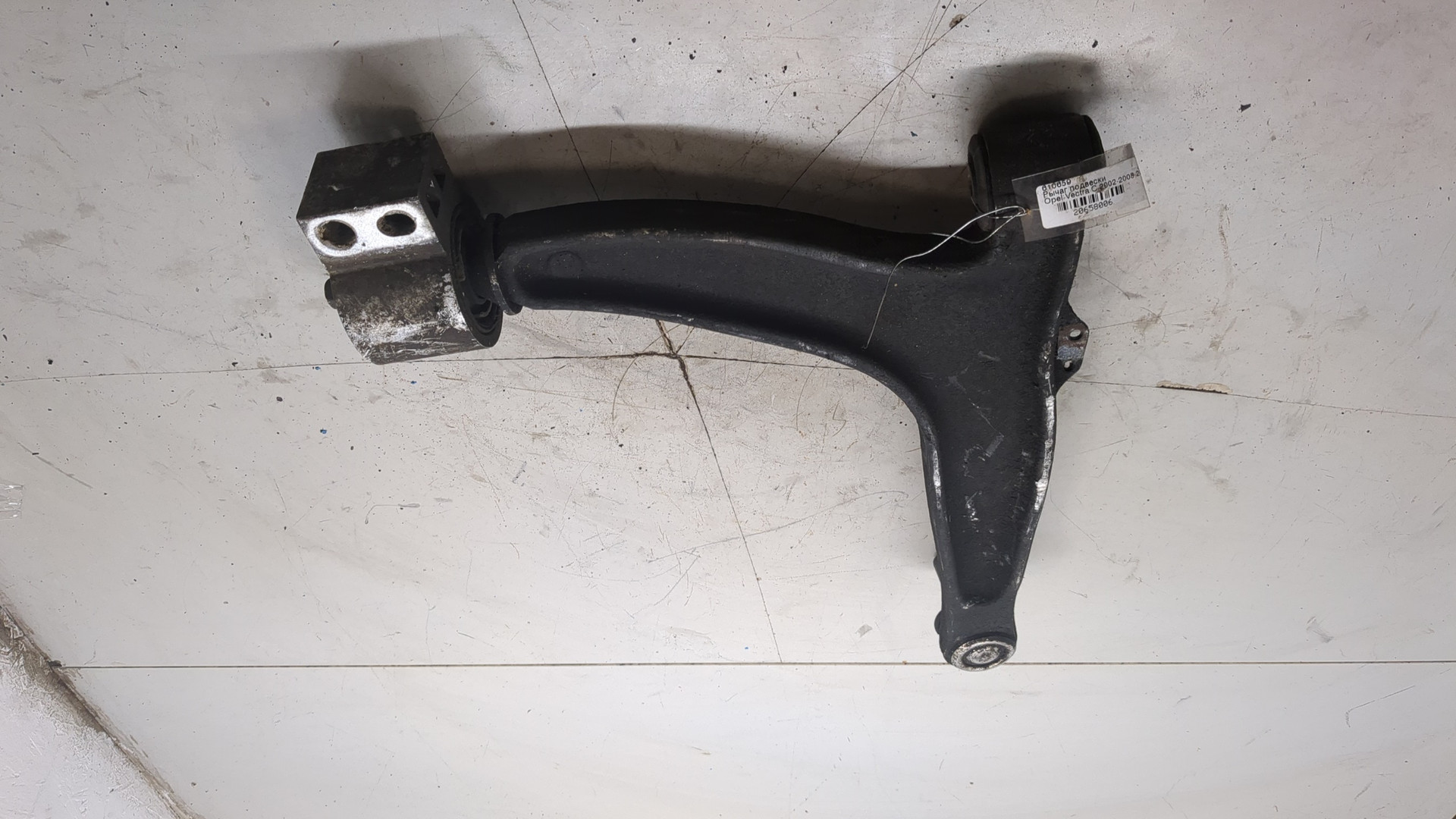 Рычаг передний левый