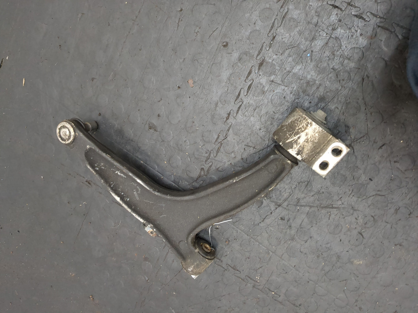 Рычаг передний левый